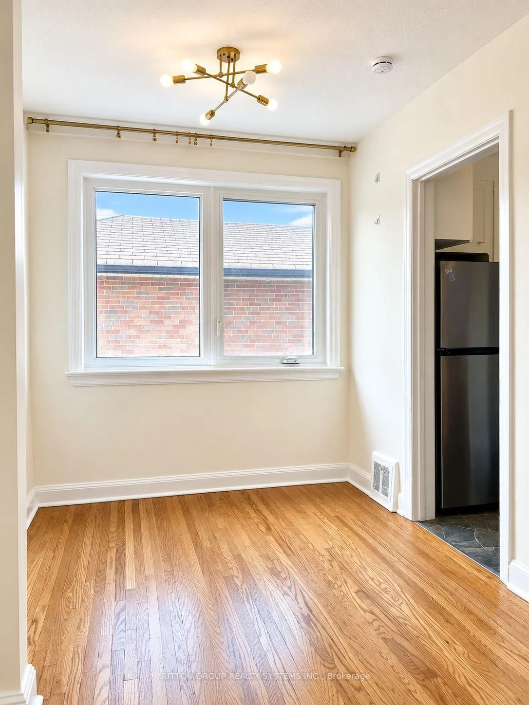 Photo 12 of 26 Compton Crescent, North York, Downsview-Roding-CFB — HOMEH