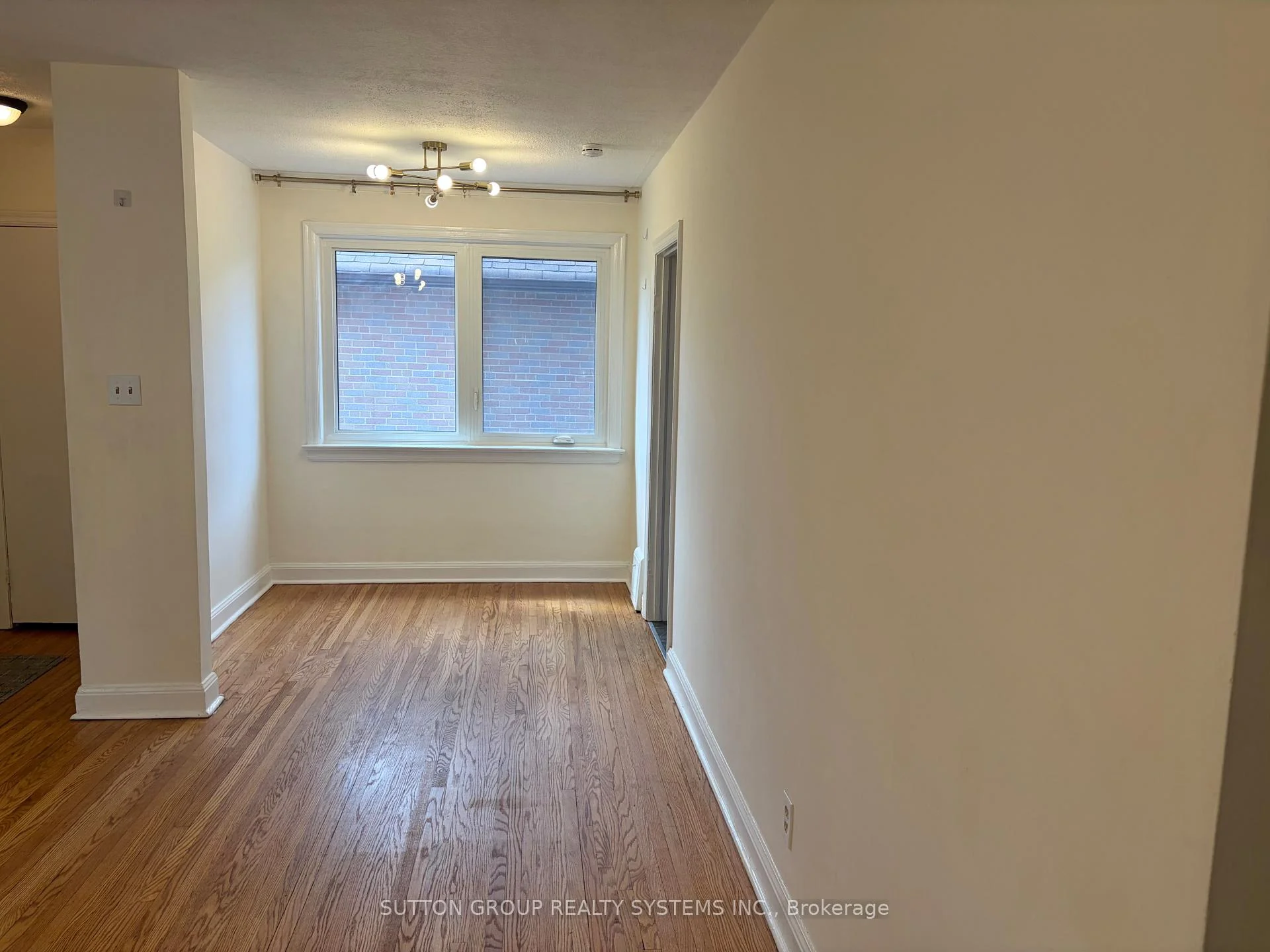 Photo 14 of 26 Compton Crescent, North York, Downsview-Roding-CFB — HOMEH