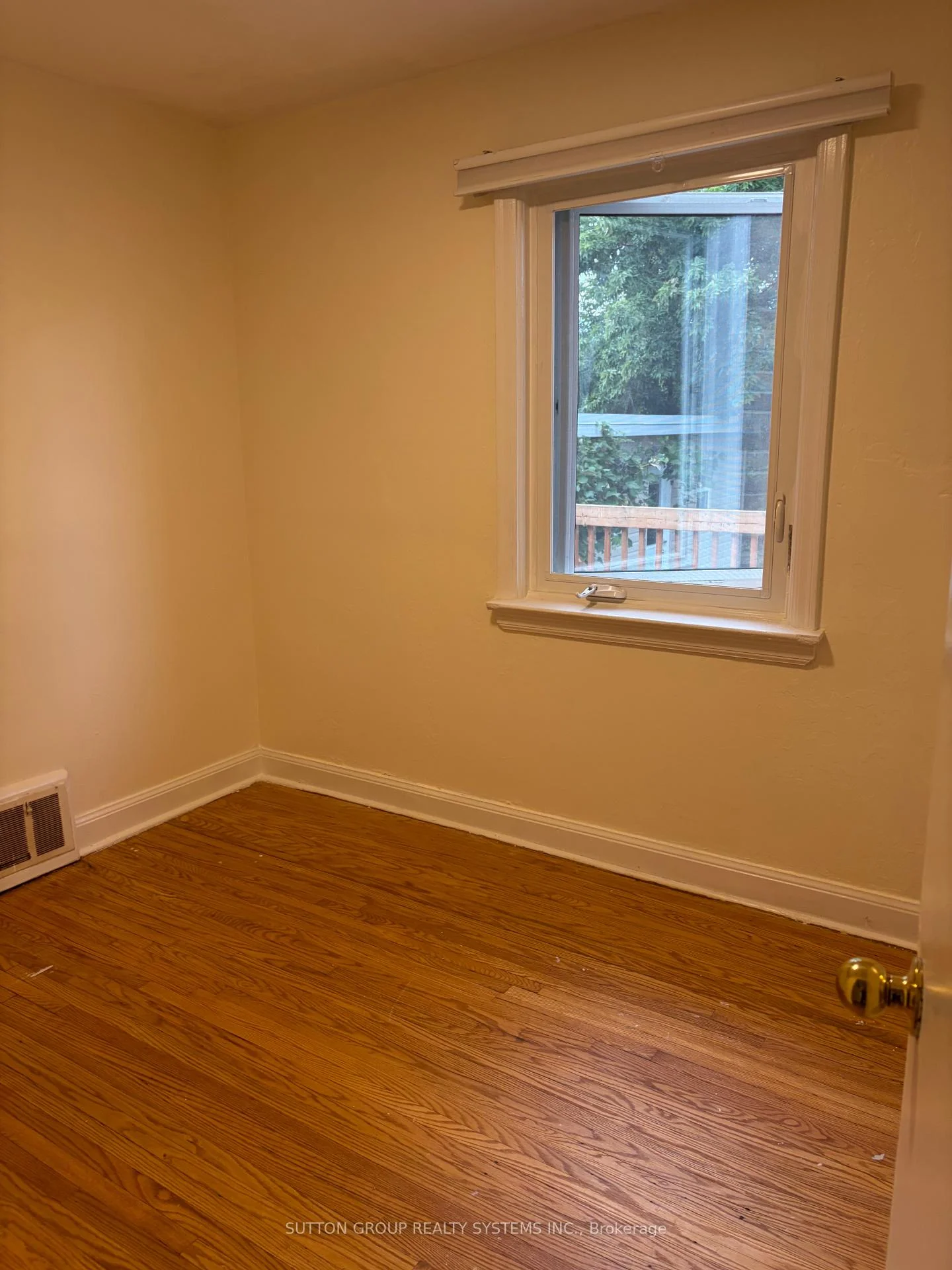Photo 21 of 26 Compton Crescent, North York, Downsview-Roding-CFB — HOMEH