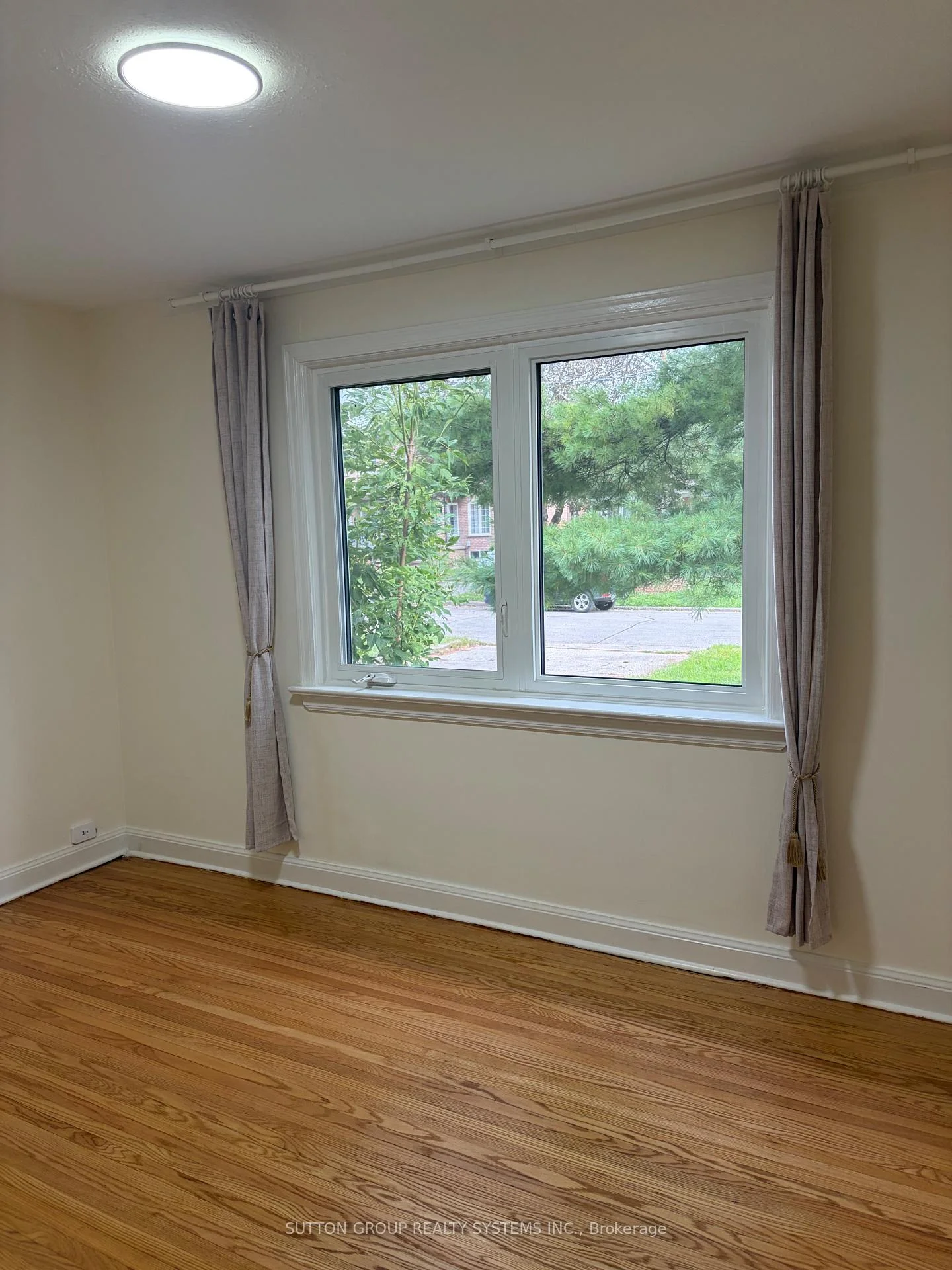 Photo 24 of 26 Compton Crescent, North York, Downsview-Roding-CFB — HOMEH