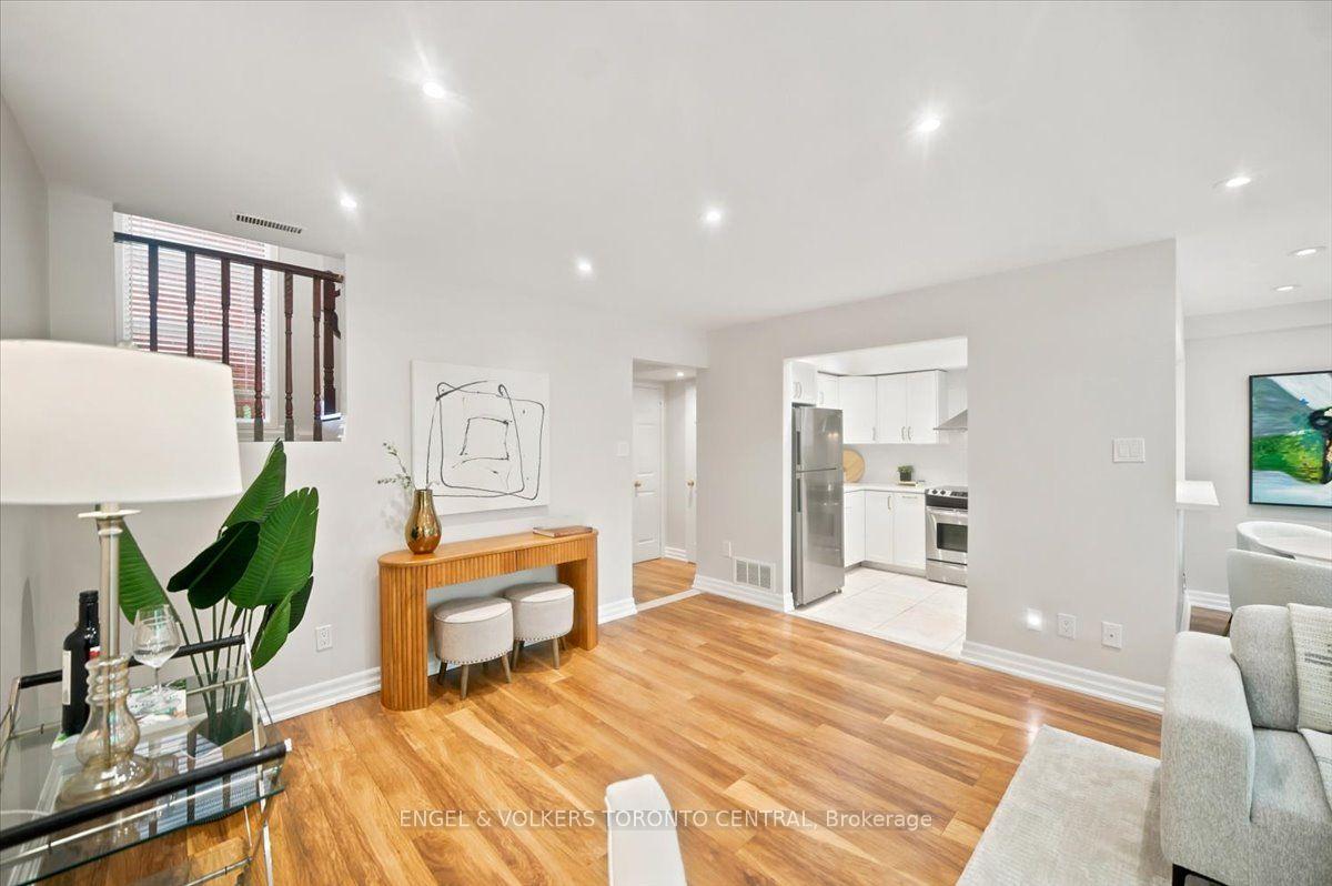 Photo 8 of Unit TH18, 100 Arbors Lane, Vaughan, West Woodbridge — HOMEH