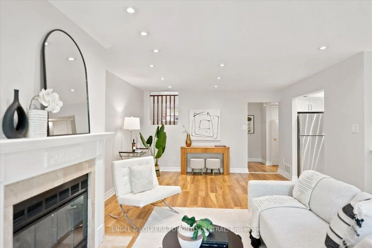 Photo 11 of Unit TH18, 100 Arbors Lane, Vaughan, West Woodbridge — HOMEH