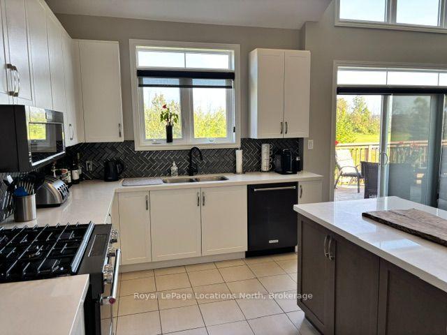Photo 13 of 8 Spooner Crescent, Collingwood — HOMEH