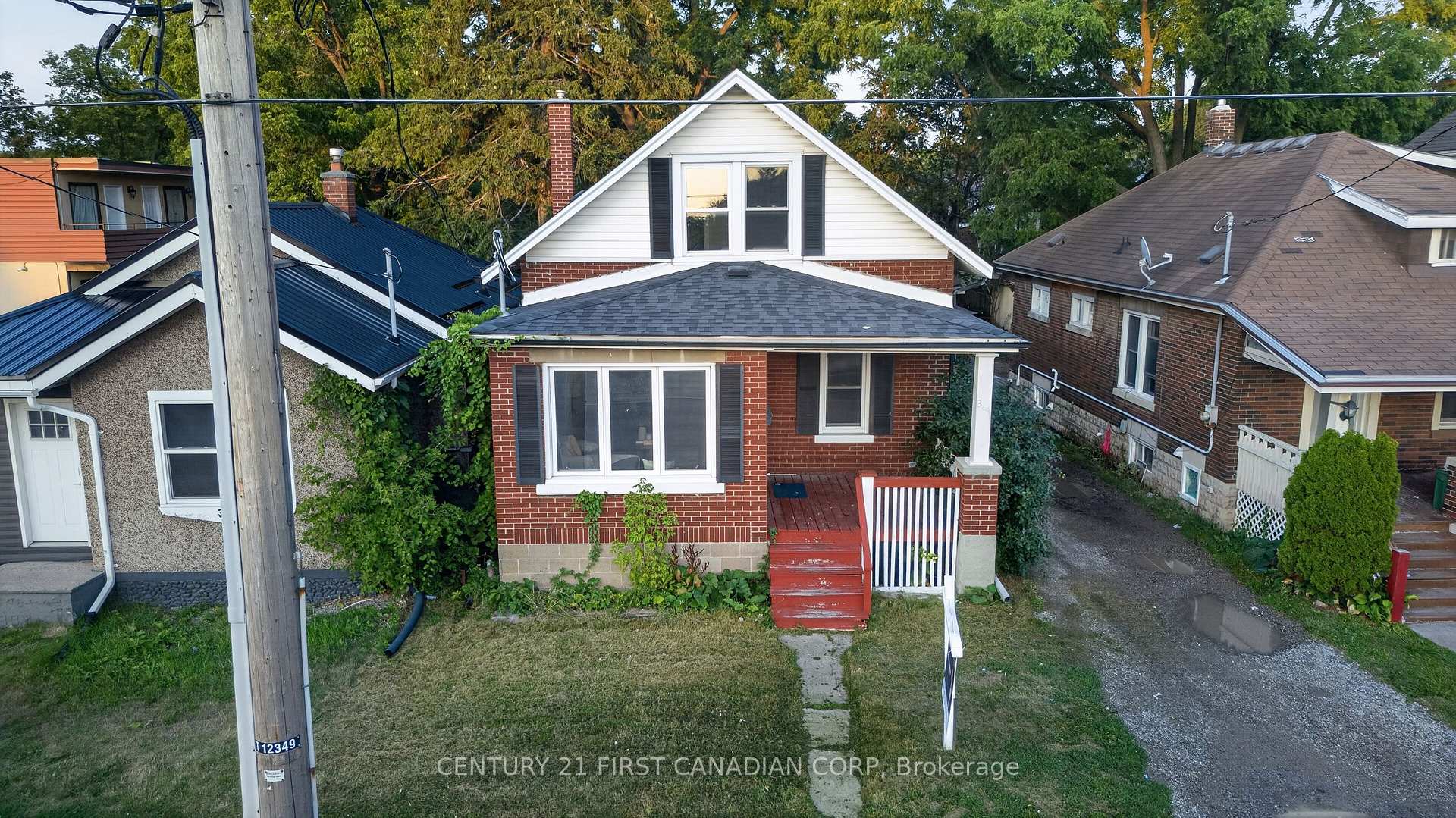 Photo 2 of 384 Wharncliffe Road S, London, South F — HOMEH