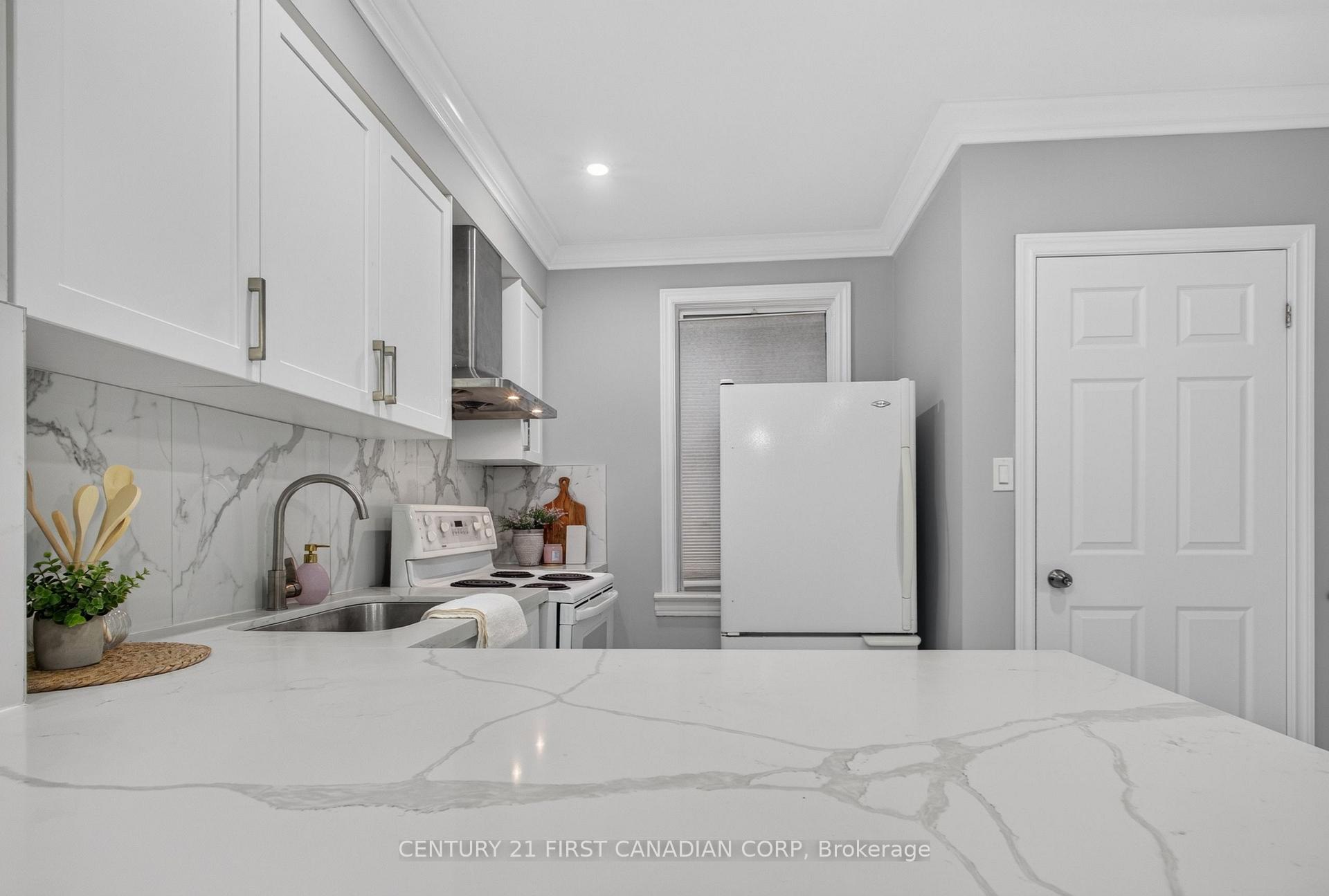 Photo 6 of 384 Wharncliffe Road S, London, South F — HOMEH