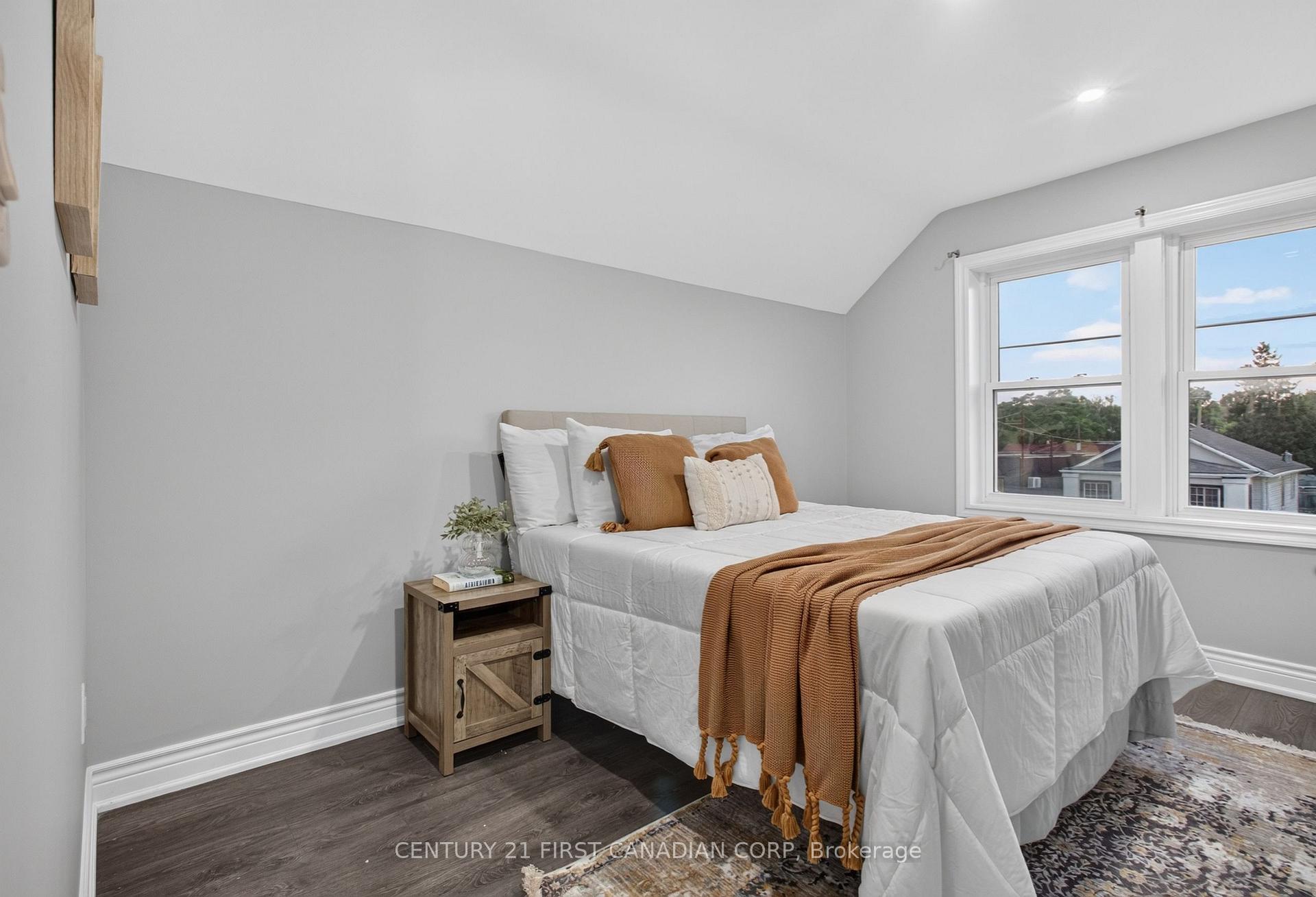 Photo 14 of 384 Wharncliffe Road S, London, South F — HOMEH