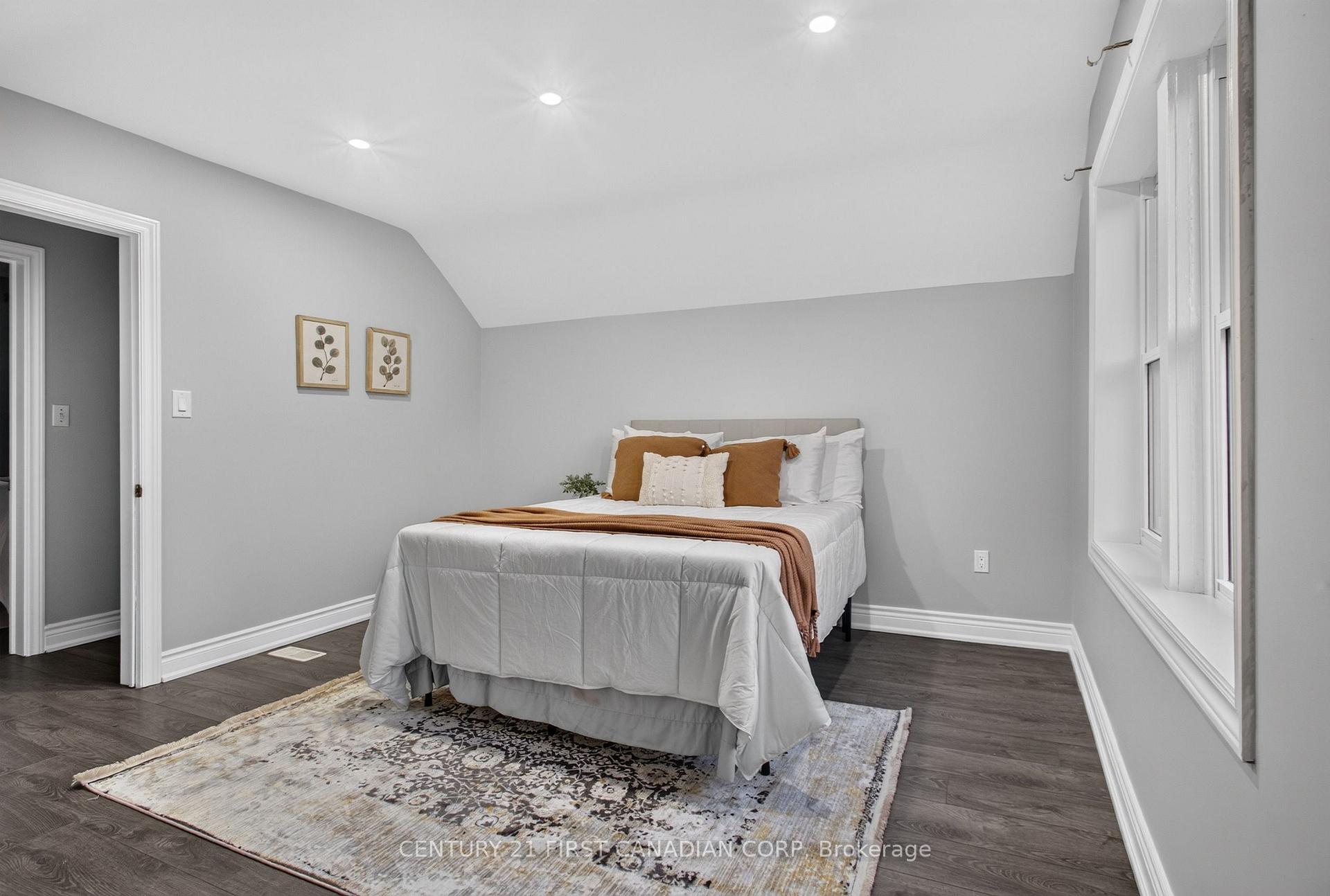 Photo 16 of 384 Wharncliffe Road S, London, South F — HOMEH