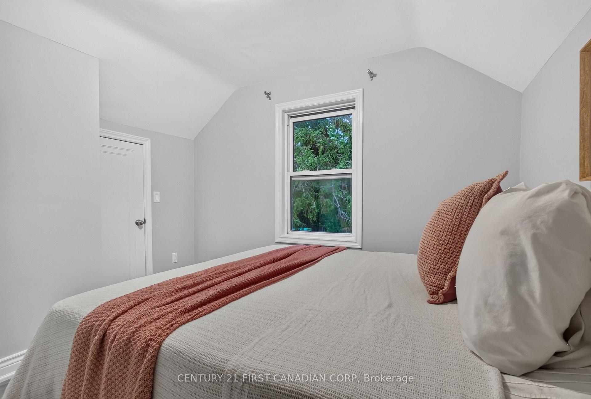 Photo 17 of 384 Wharncliffe Road S, London, South F — HOMEH