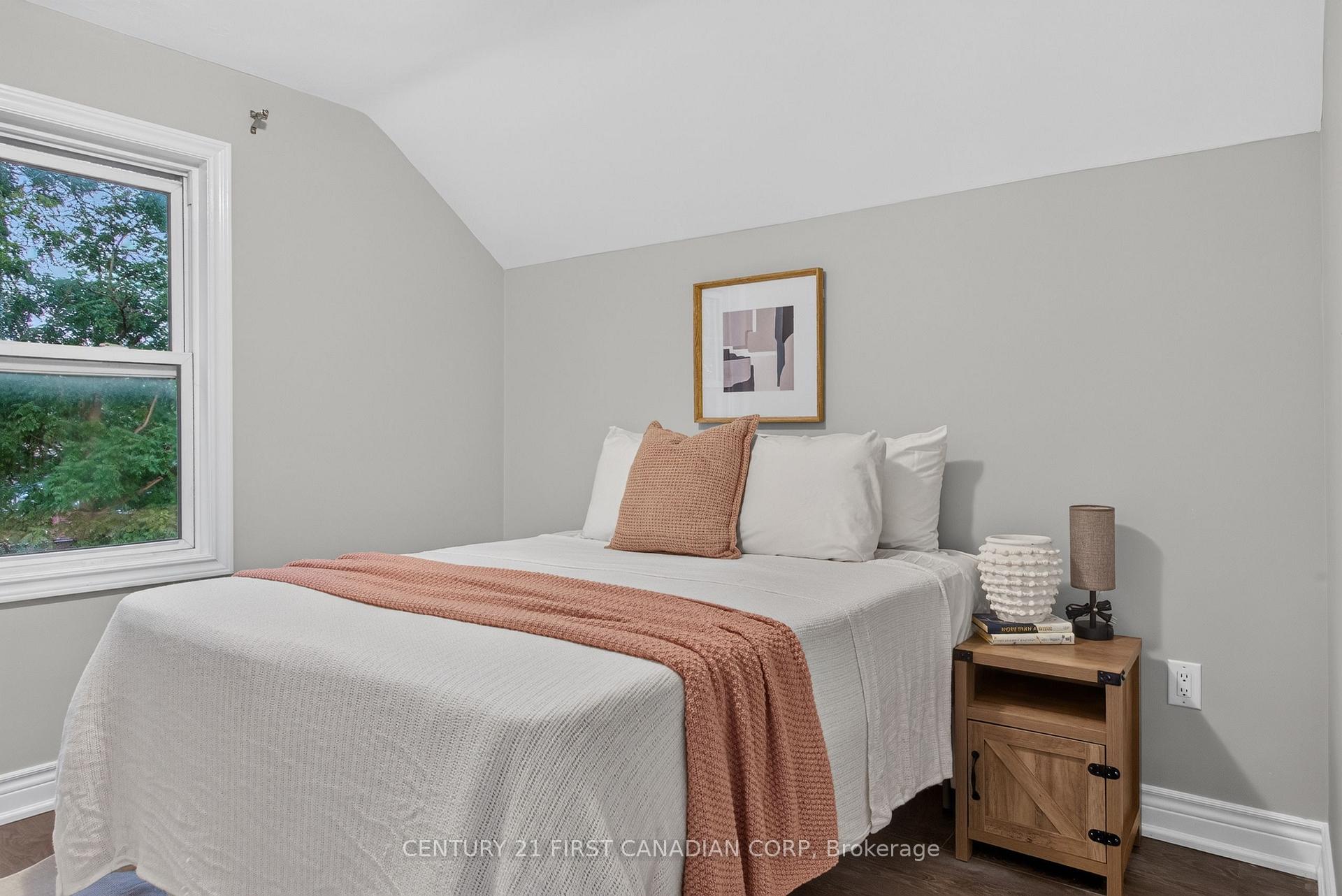 Photo 18 of 384 Wharncliffe Road S, London, South F — HOMEH