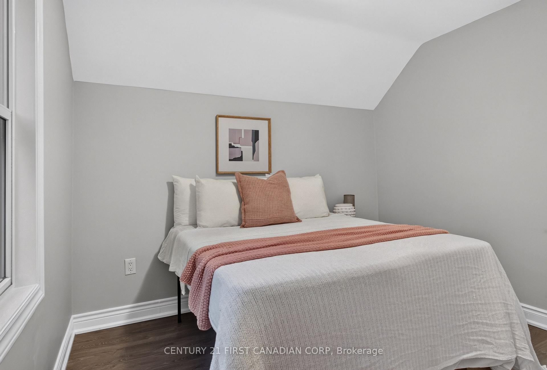 Photo 19 of 384 Wharncliffe Road S, London, South F — HOMEH