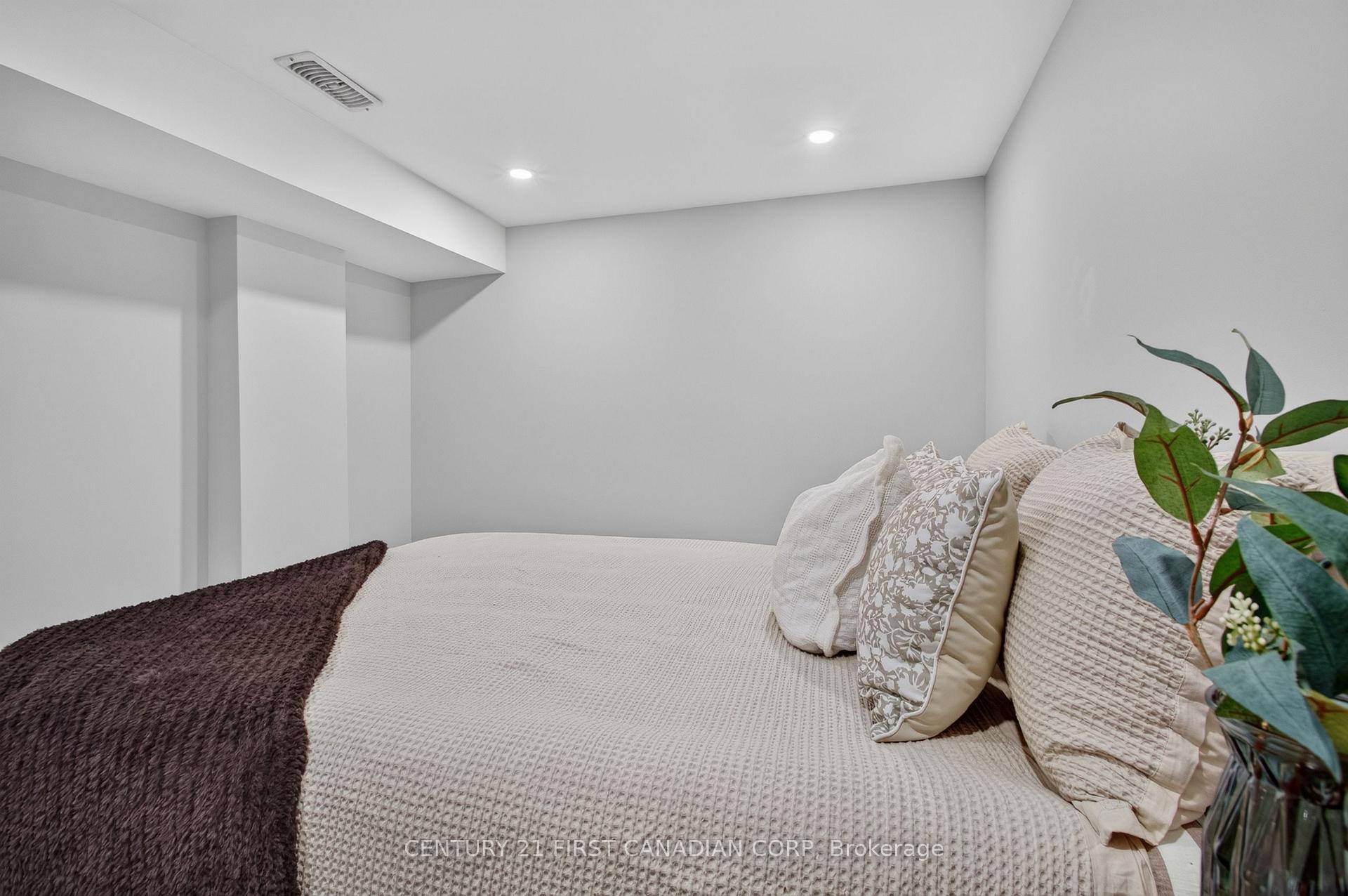 Photo 31 of 384 Wharncliffe Road S, London, South F — HOMEH