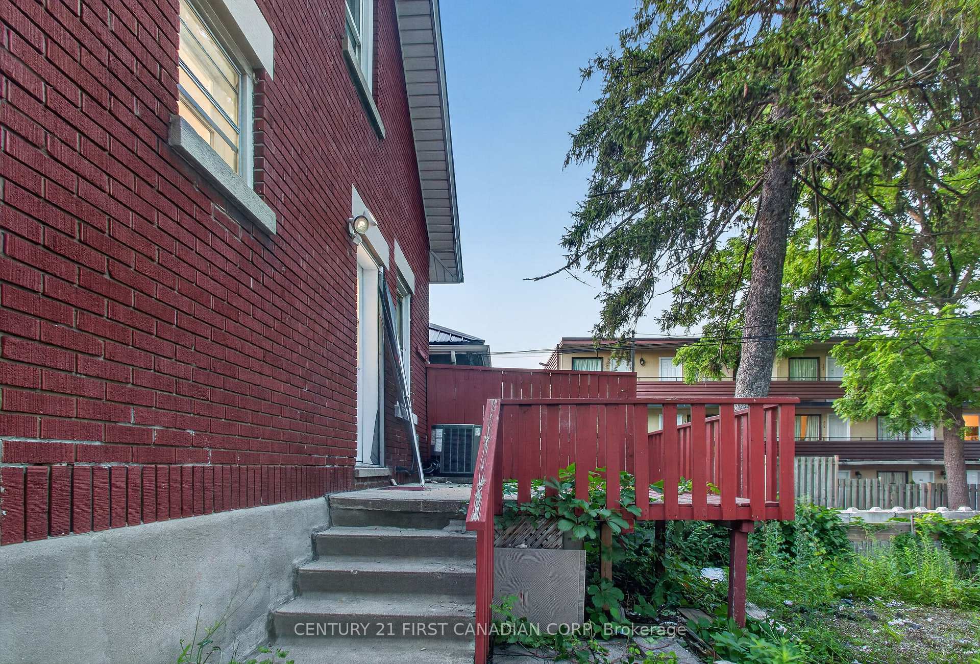 Photo 36 of 384 Wharncliffe Road S, London, South F — HOMEH