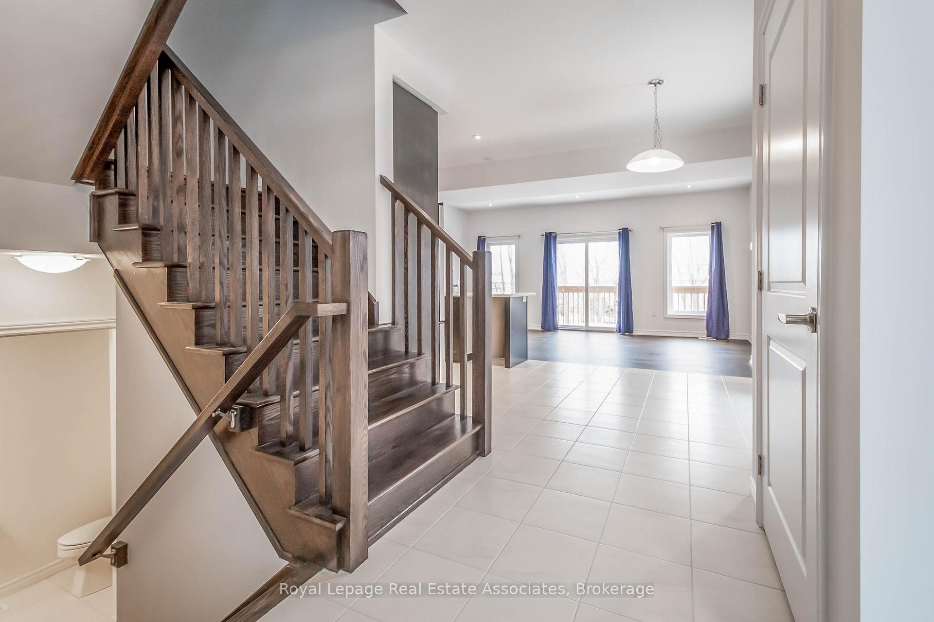 Photo 4 of 3981 Crown Street, Lincoln, Beamsville — HOMEH