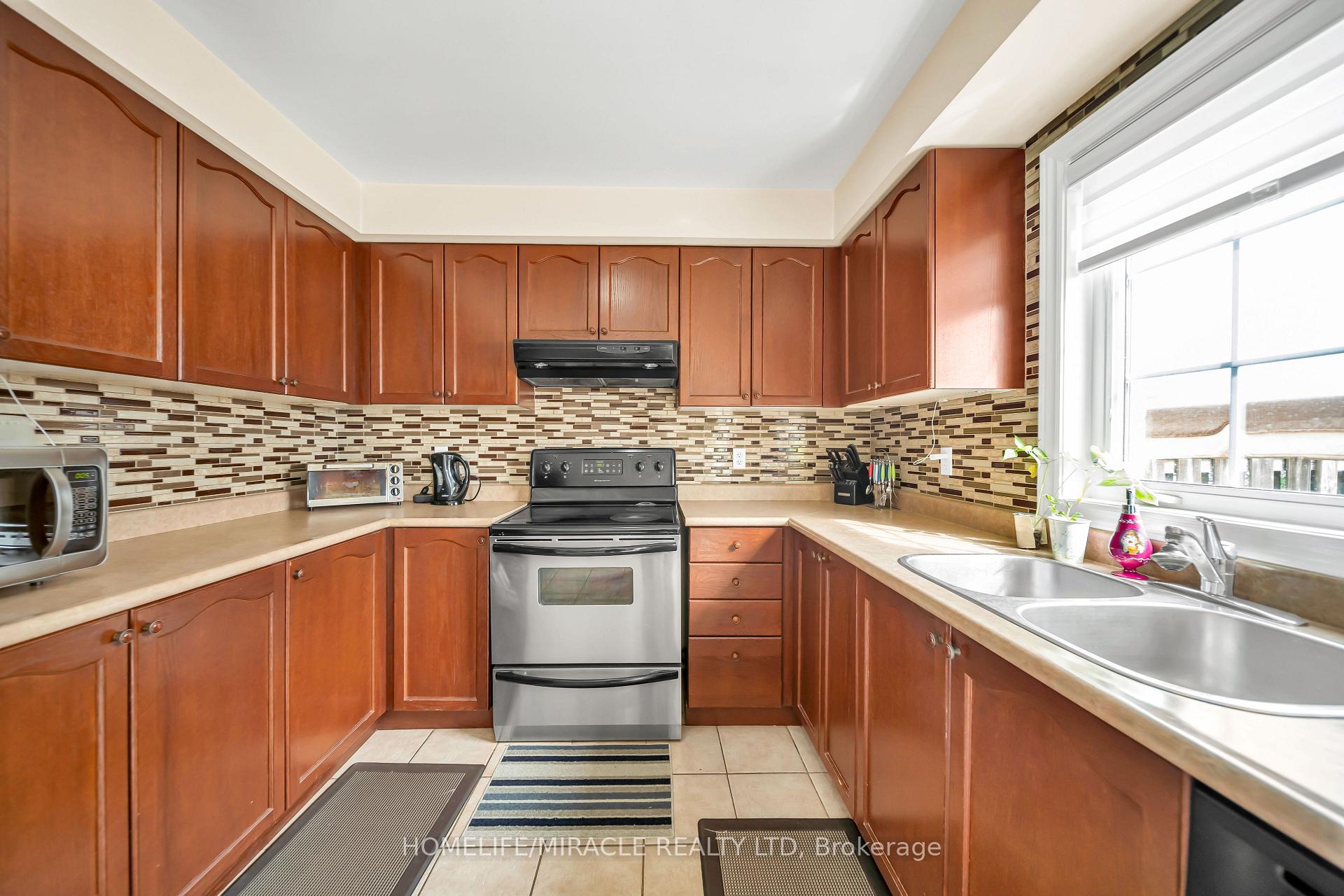 Photo 17 of 139 Sewells Lane, Brampton, Fletcher's Meadow — HOMEH
