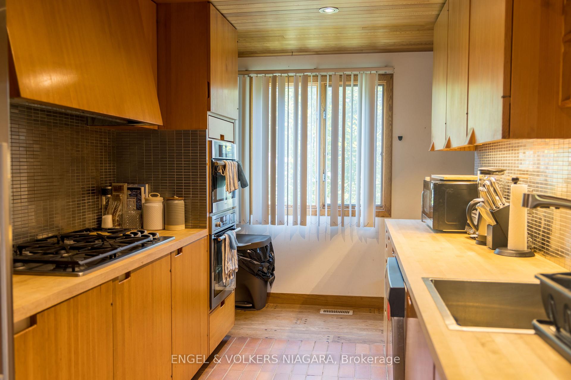 Photo 10 of 89 Byron Street, Niagara-on-the-Lake, Town — HOMEH