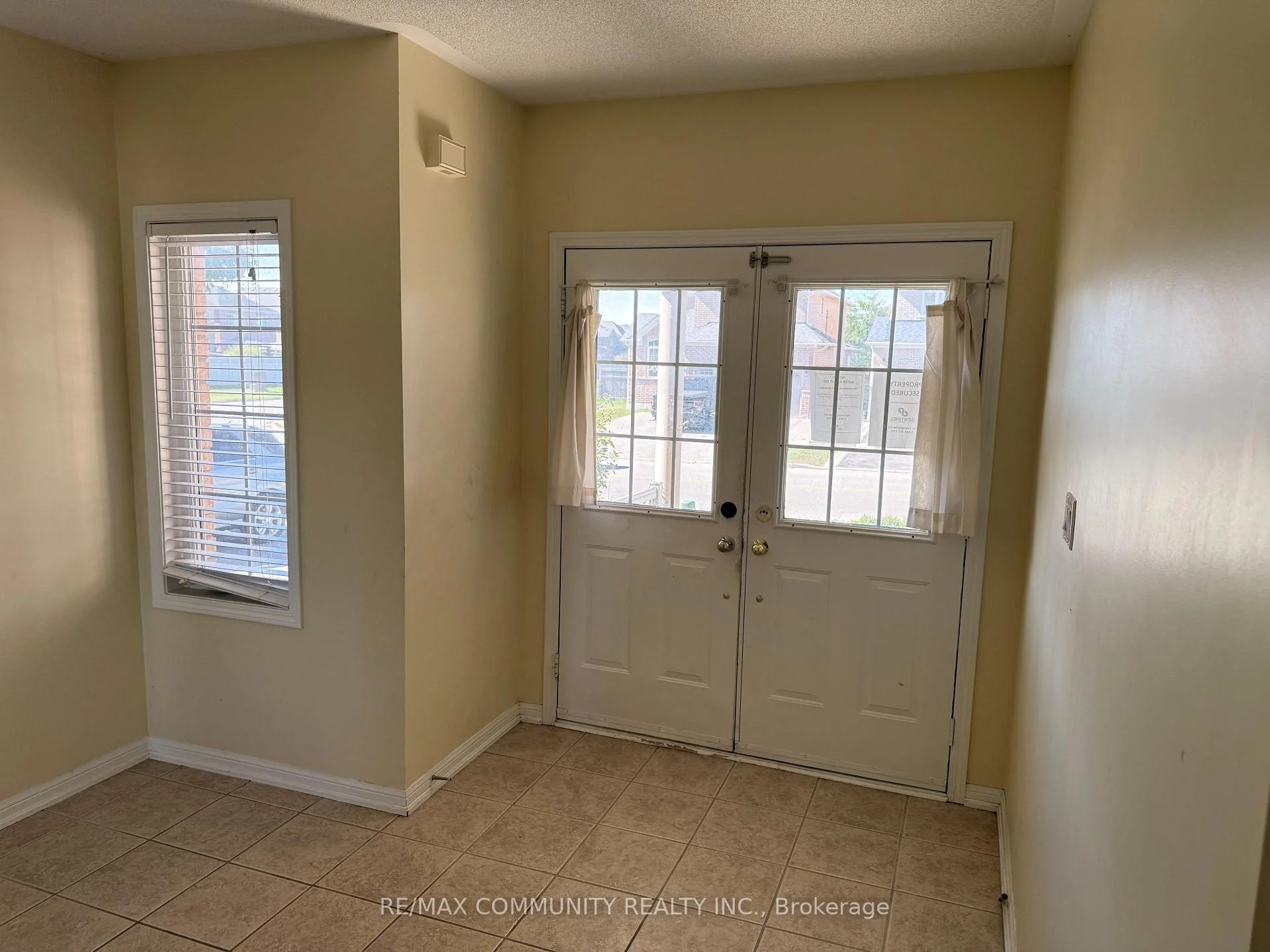 Photo 5 of 3 Baycliffe Drive, Whitby, Williamsburg — HOMEH