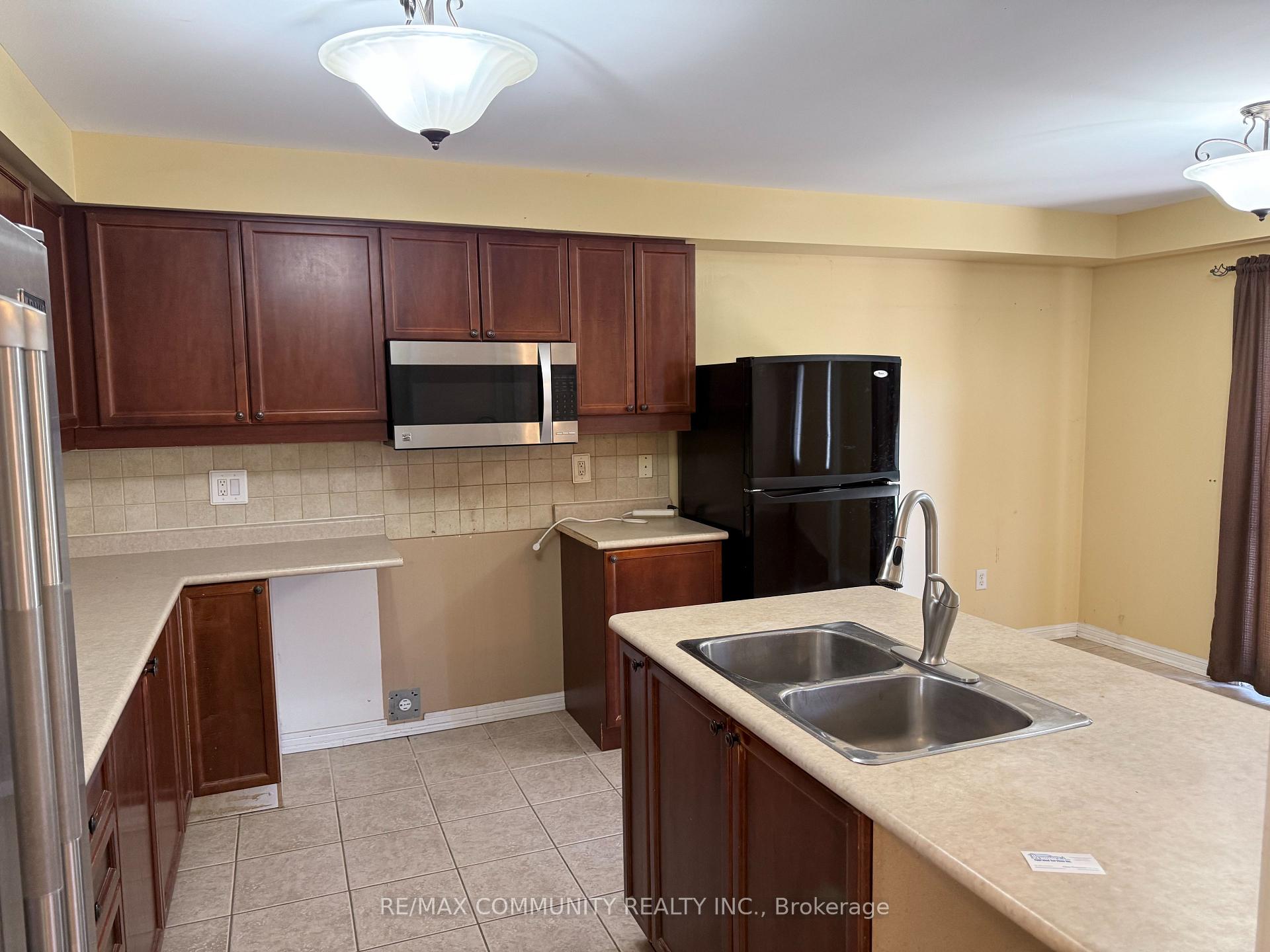 Photo 9 of 3 Baycliffe Drive, Whitby, Williamsburg — HOMEH