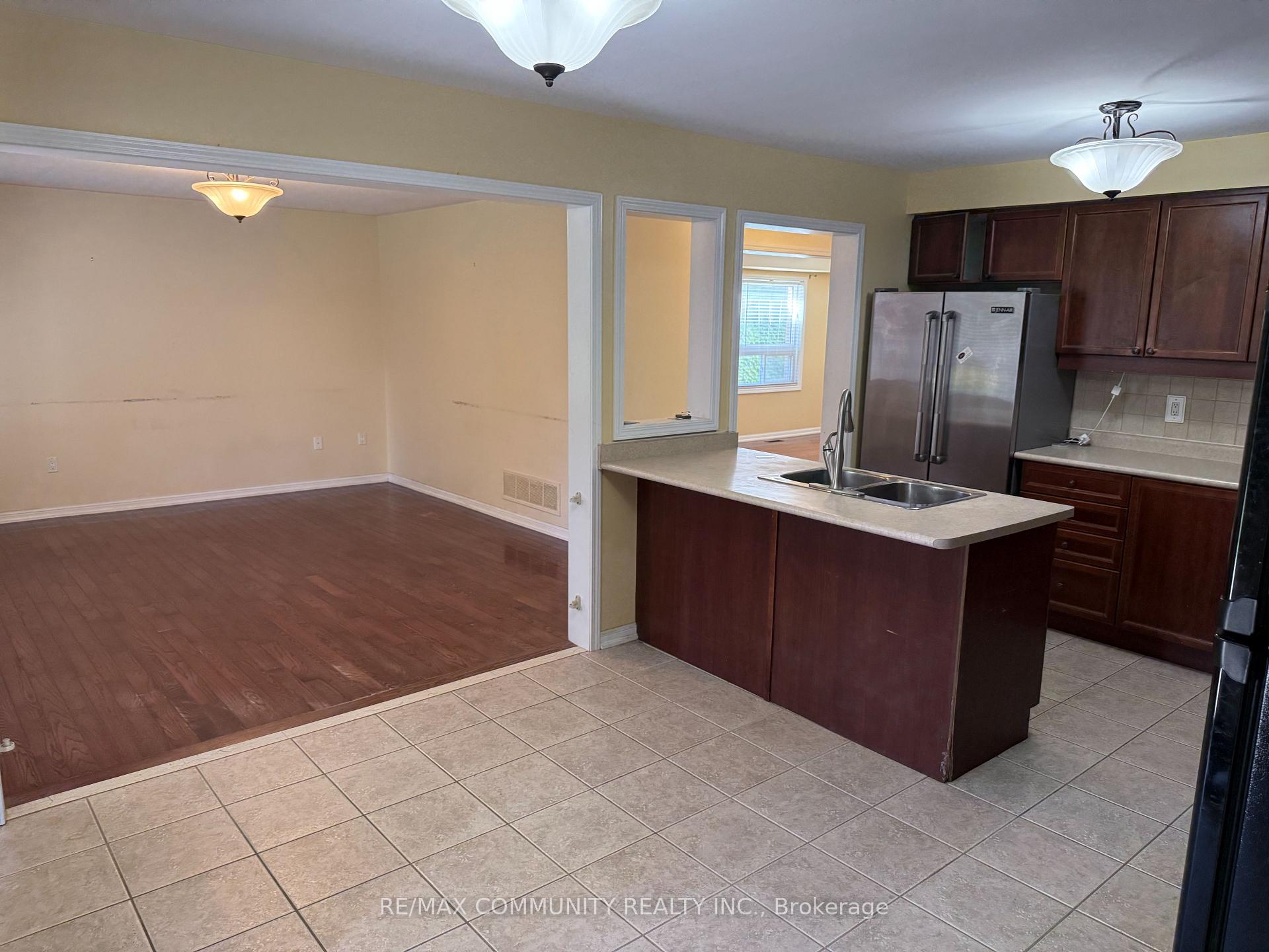 Photo 10 of 3 Baycliffe Drive, Whitby, Williamsburg — HOMEH