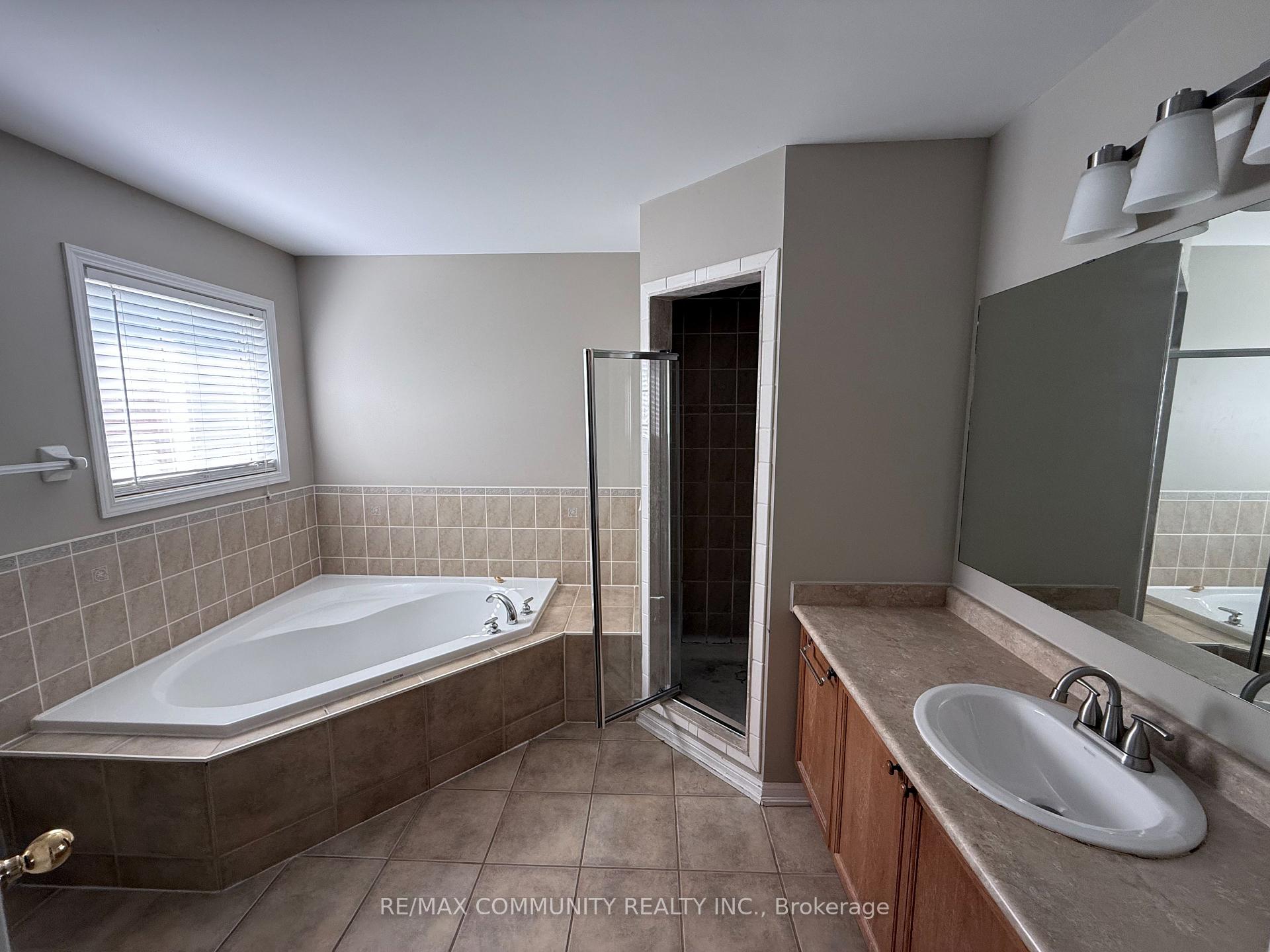 Photo 26 of 3 Baycliffe Drive, Whitby, Williamsburg — HOMEH