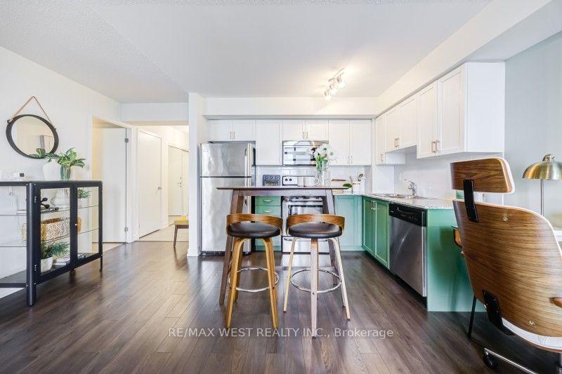 Photo 4 of Unit 704, 812 Lansdowne Avenue, Toronto, Dovercourt-Wallace Emerson-Junction — HOMEH