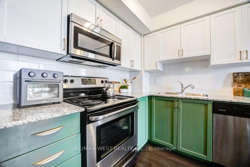 Photo 5 of Unit 704, 812 Lansdowne Avenue, Toronto, Dovercourt-Wallace Emerson-Junction — HOMEH