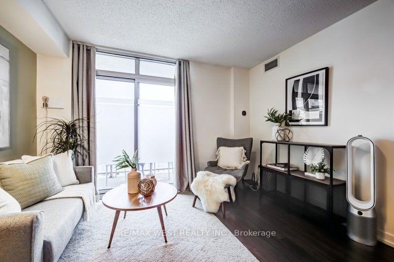 Photo 6 of Unit 704, 812 Lansdowne Avenue, Toronto, Dovercourt-Wallace Emerson-Junction — HOMEH