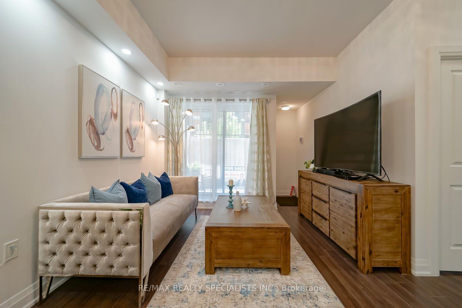 Photo 5 of Unit D902, 5289 Highway 7, Vaughan, Vaughan Grove — HOMEH