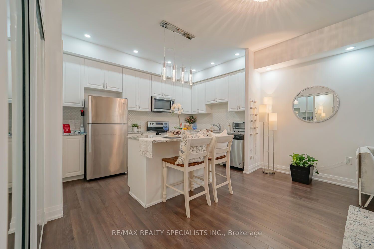 Photo 8 of Unit D902, 5289 Highway 7, Vaughan, Vaughan Grove — HOMEH
