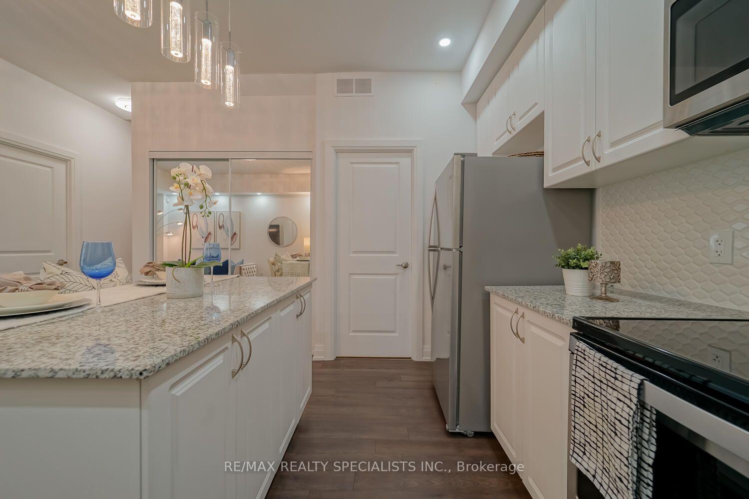 Photo 10 of Unit D902, 5289 Highway 7, Vaughan, Vaughan Grove — HOMEH
