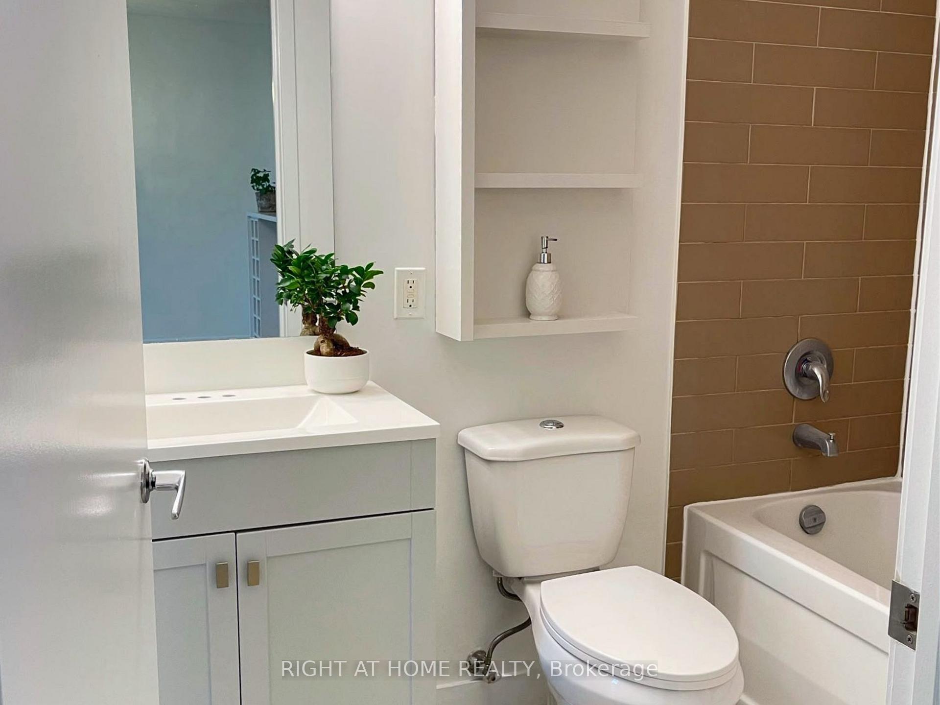 Photo 6 of Unit 811, 35 Mariner Terrace, Toronto, Waterfront Communities — HOMEH