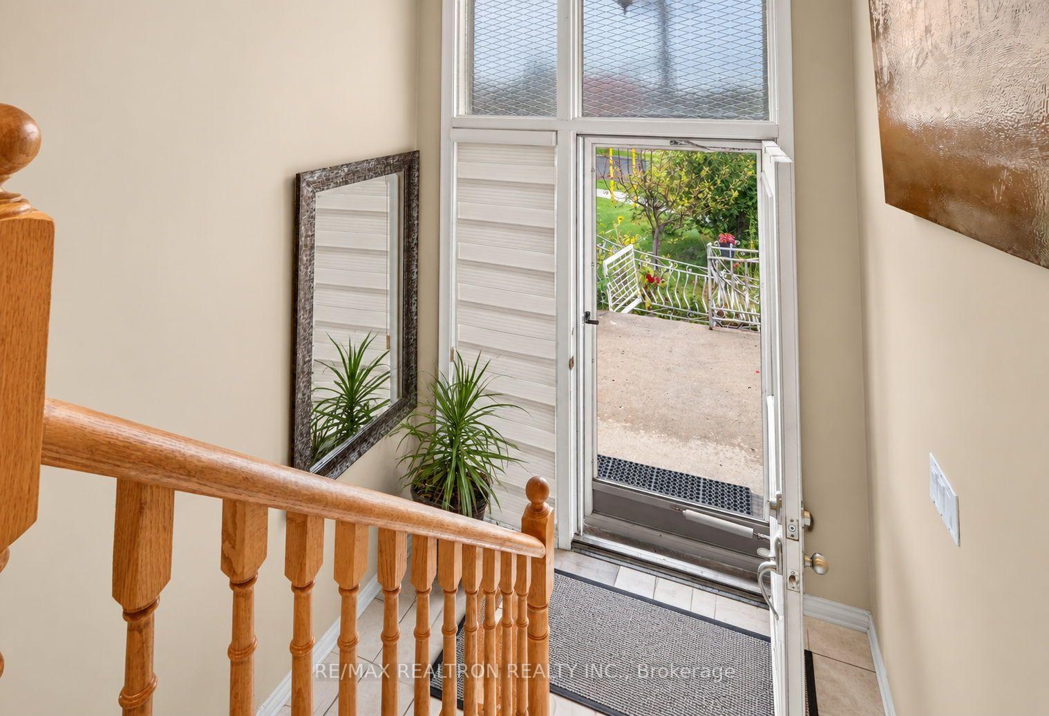 Photo 4 of 26 Brubeck Road, North York, Humbermede — HOMEH