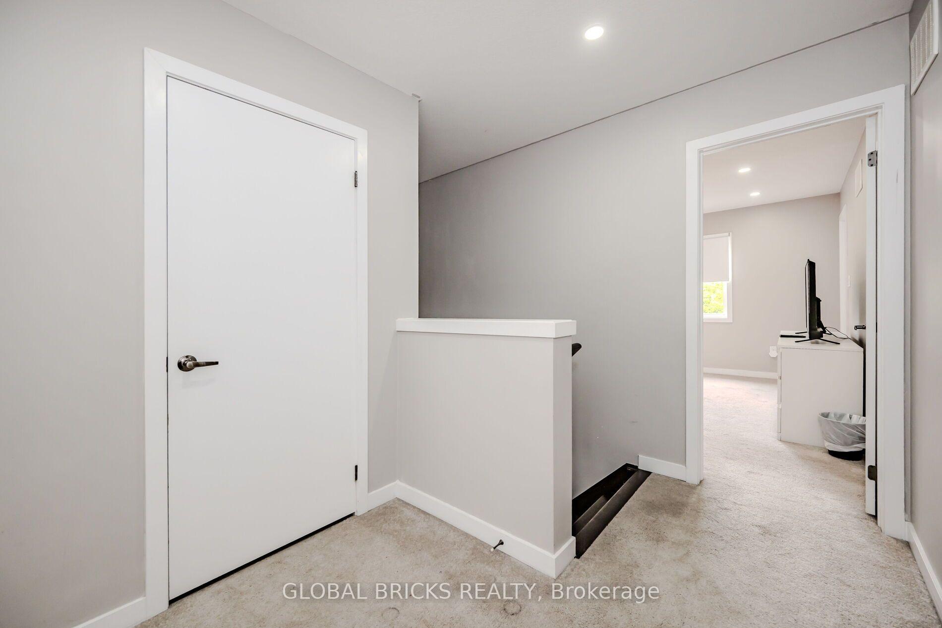 Photo 12 of 40 Crafter Crescent, Hamilton, Stoney Creek Mountain — HOMEH