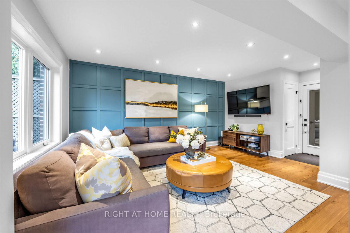 Photo 13 of 21 Austin Terrace, Toronto, Casa Loma — HOMEH