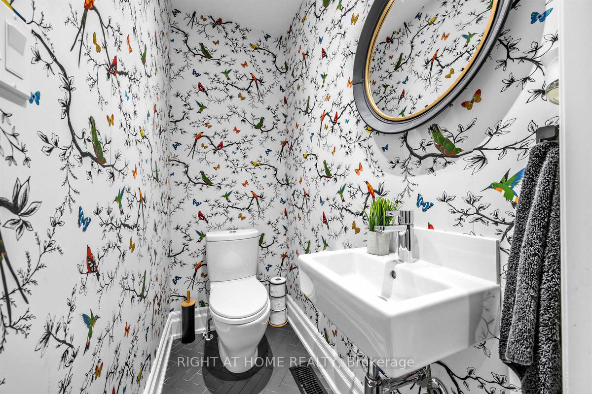 Photo 15 of 21 Austin Terrace, Toronto, Casa Loma — HOMEH