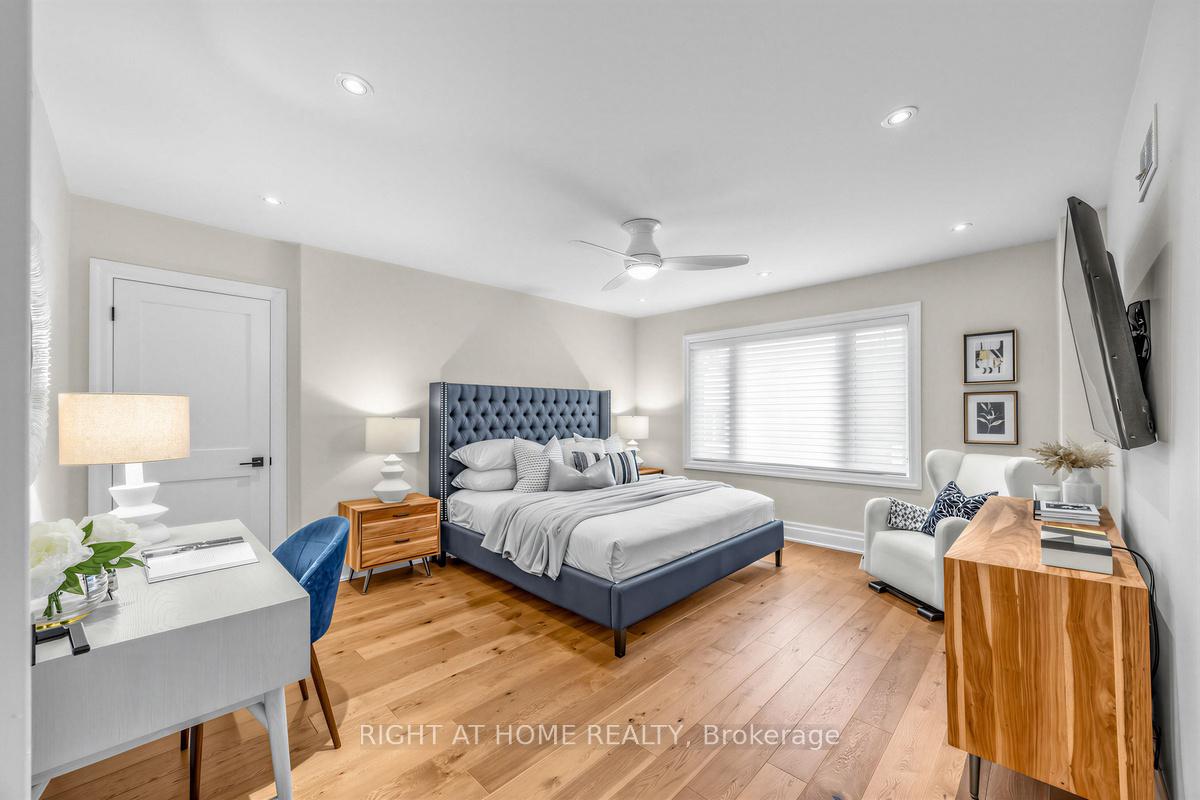Photo 16 of 21 Austin Terrace, Toronto, Casa Loma — HOMEH