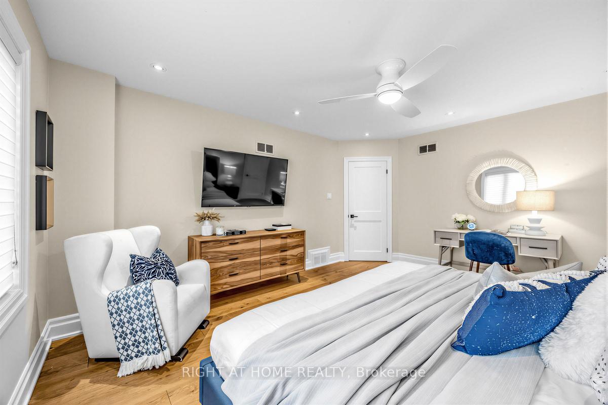 Photo 18 of 21 Austin Terrace, Toronto, Casa Loma — HOMEH