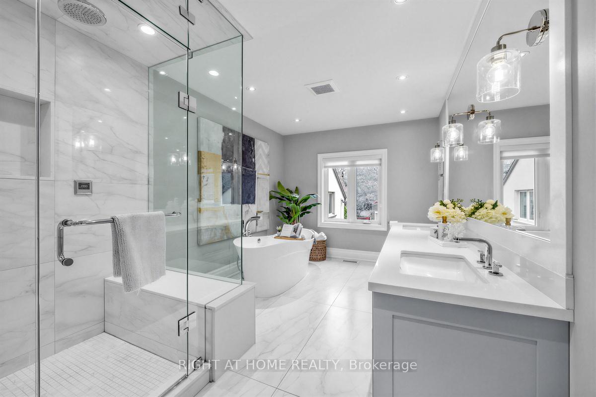 Photo 20 of 21 Austin Terrace, Toronto, Casa Loma — HOMEH