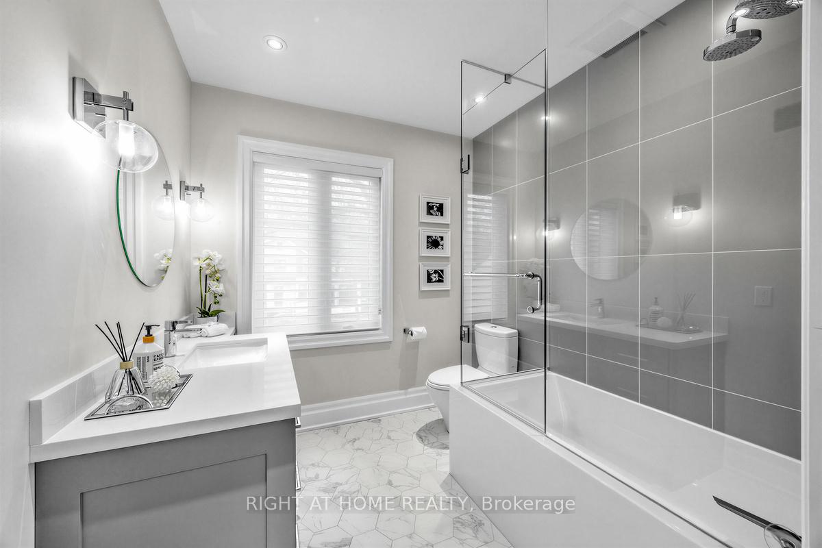 Photo 24 of 21 Austin Terrace, Toronto, Casa Loma — HOMEH