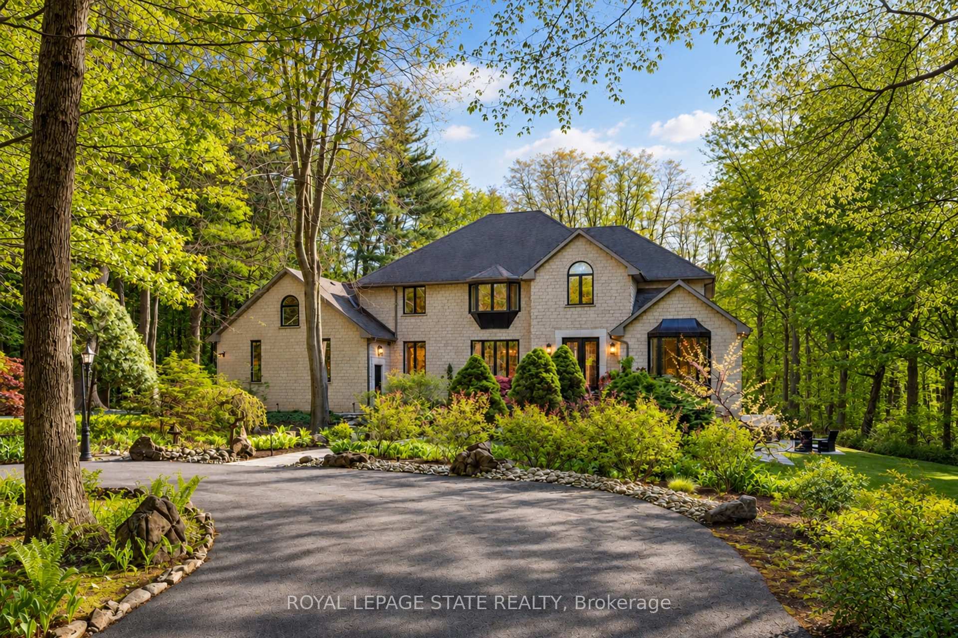 Photo 2 of 18 Elder Crescent, Hamilton, Ancaster — HOMEH