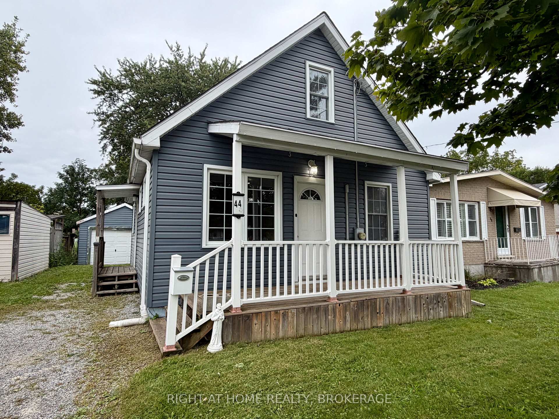 Photo 3 of 44 Cumming Street, St. Catharines, Western Hill — HOMEH