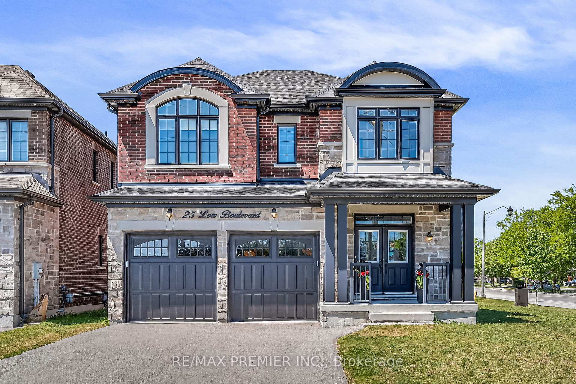 Photo 2 of 25 Low Boulevard, Uxbridge — HOMEH