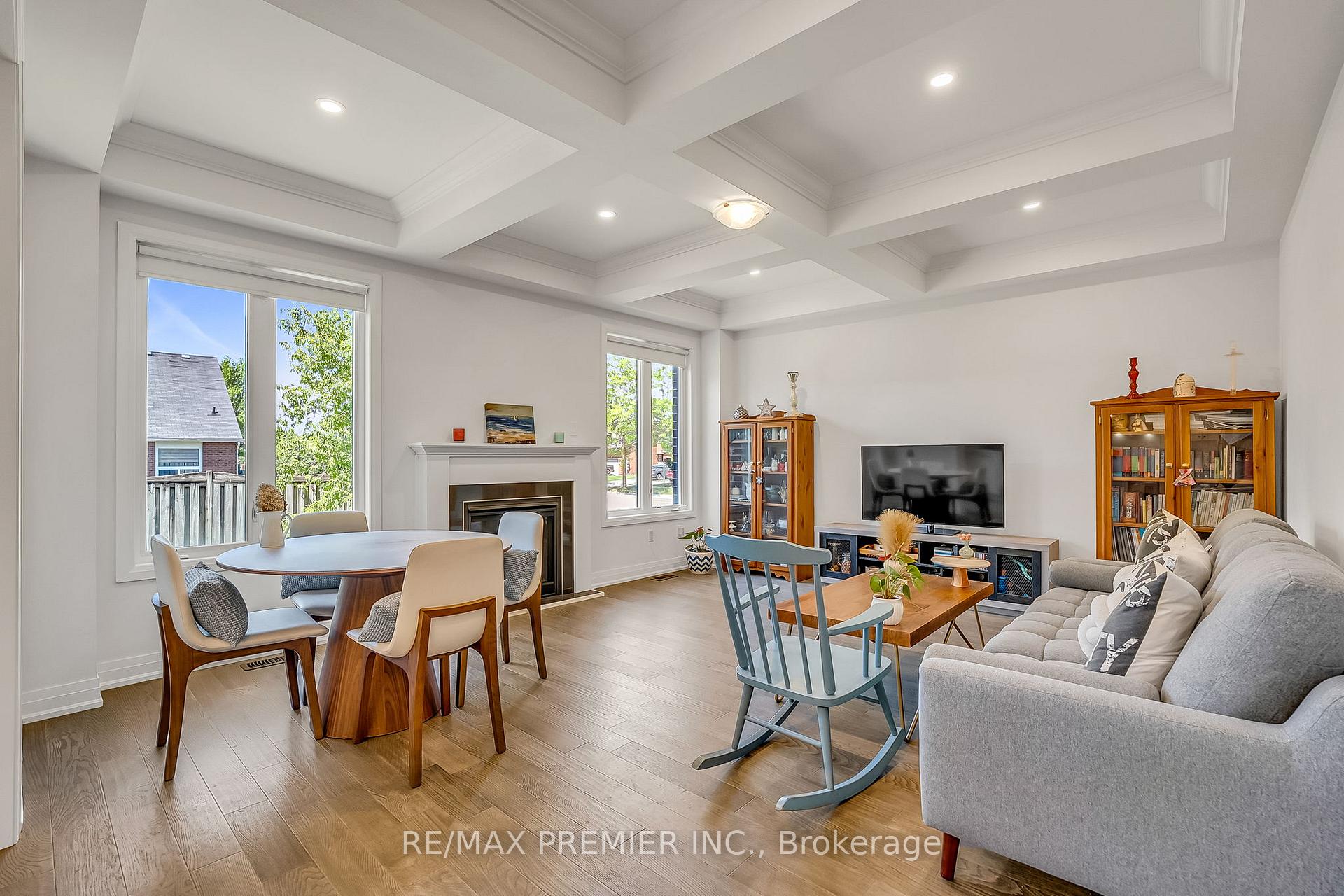 Photo 11 of 25 Low Boulevard, Uxbridge — HOMEH