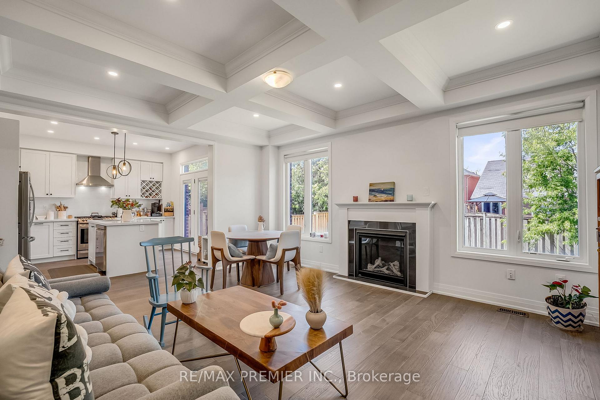 Photo 12 of 25 Low Boulevard, Uxbridge — HOMEH