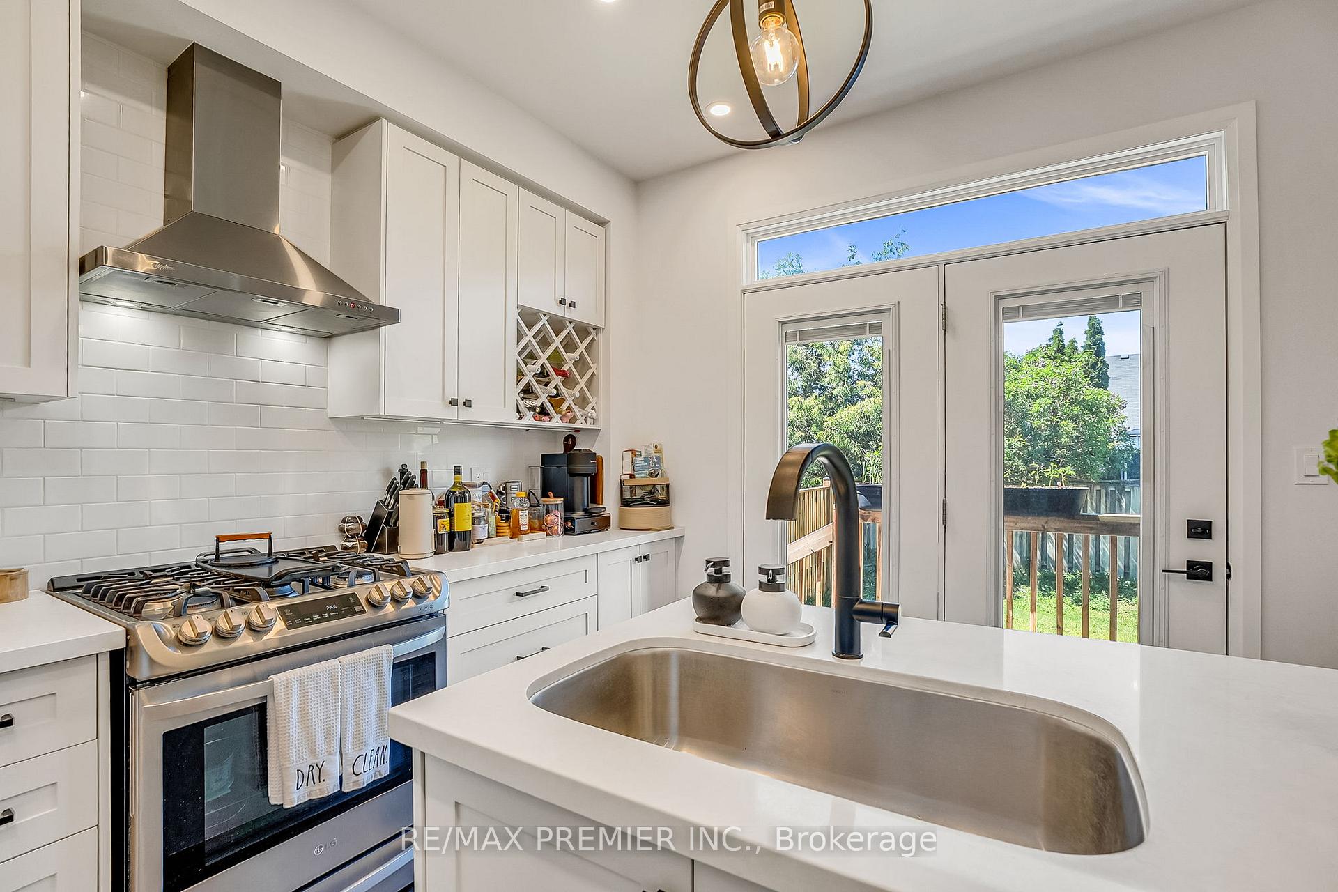 Photo 18 of 25 Low Boulevard, Uxbridge — HOMEH