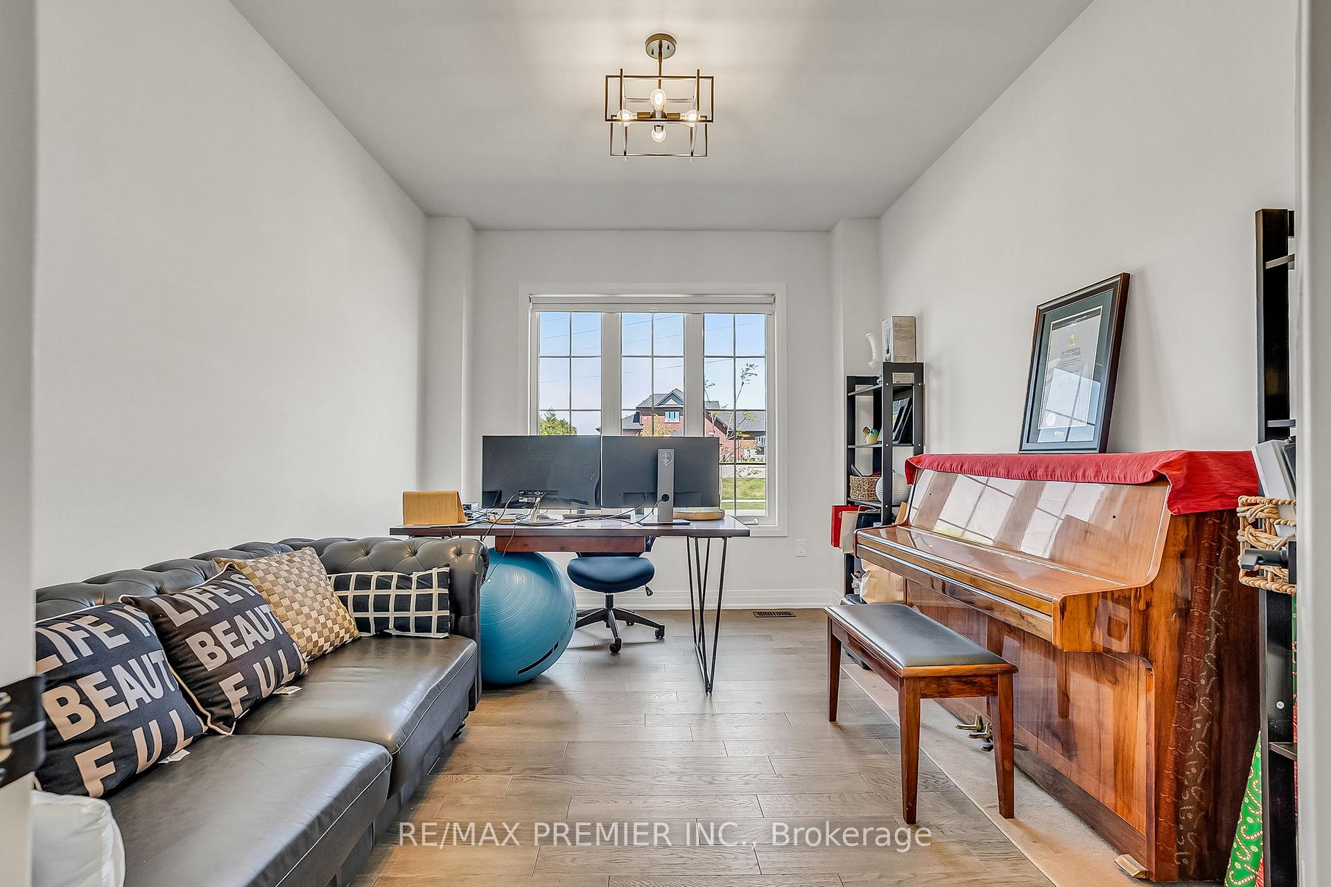 Photo 23 of 25 Low Boulevard, Uxbridge — HOMEH