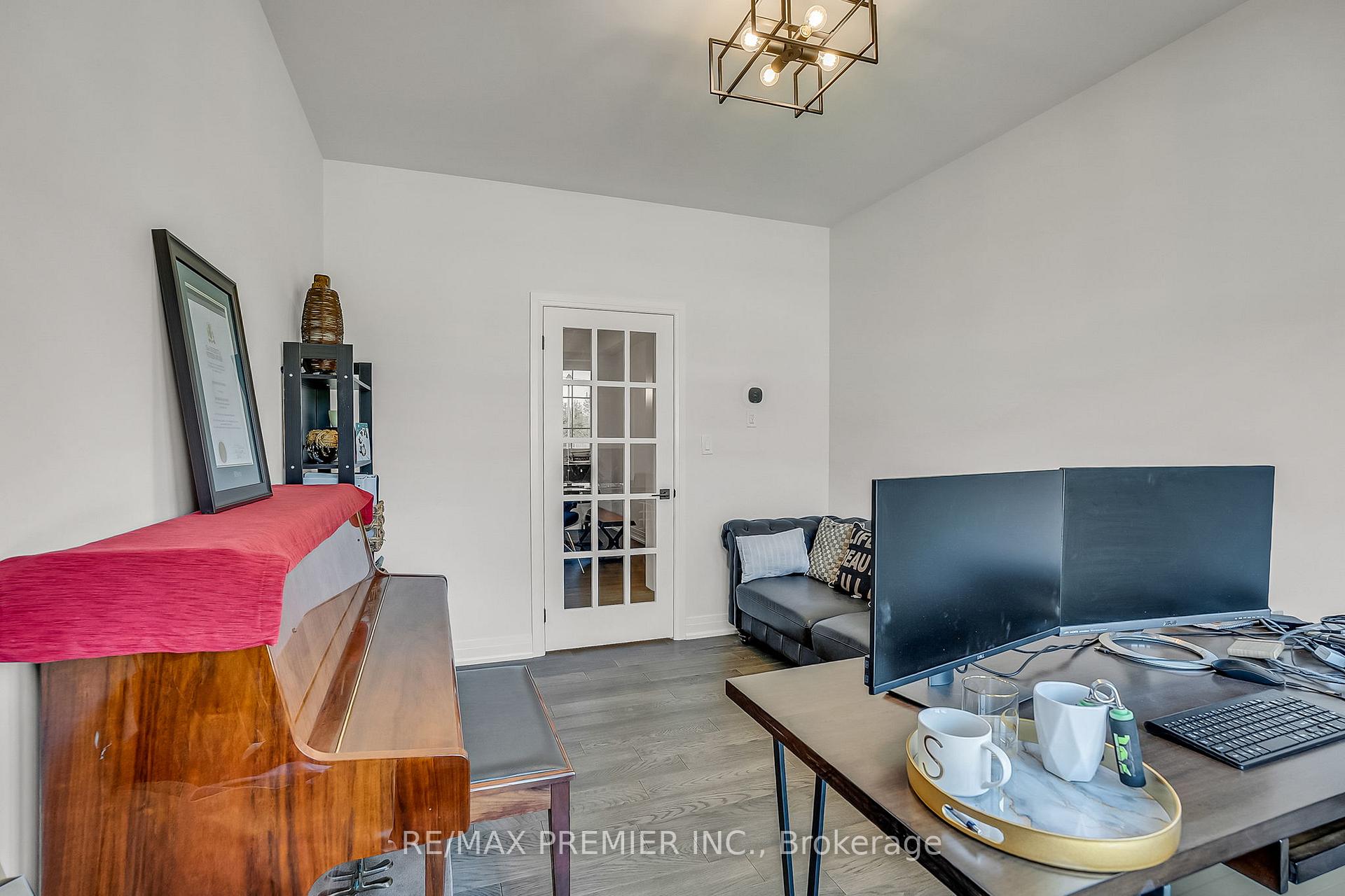 Photo 24 of 25 Low Boulevard, Uxbridge — HOMEH