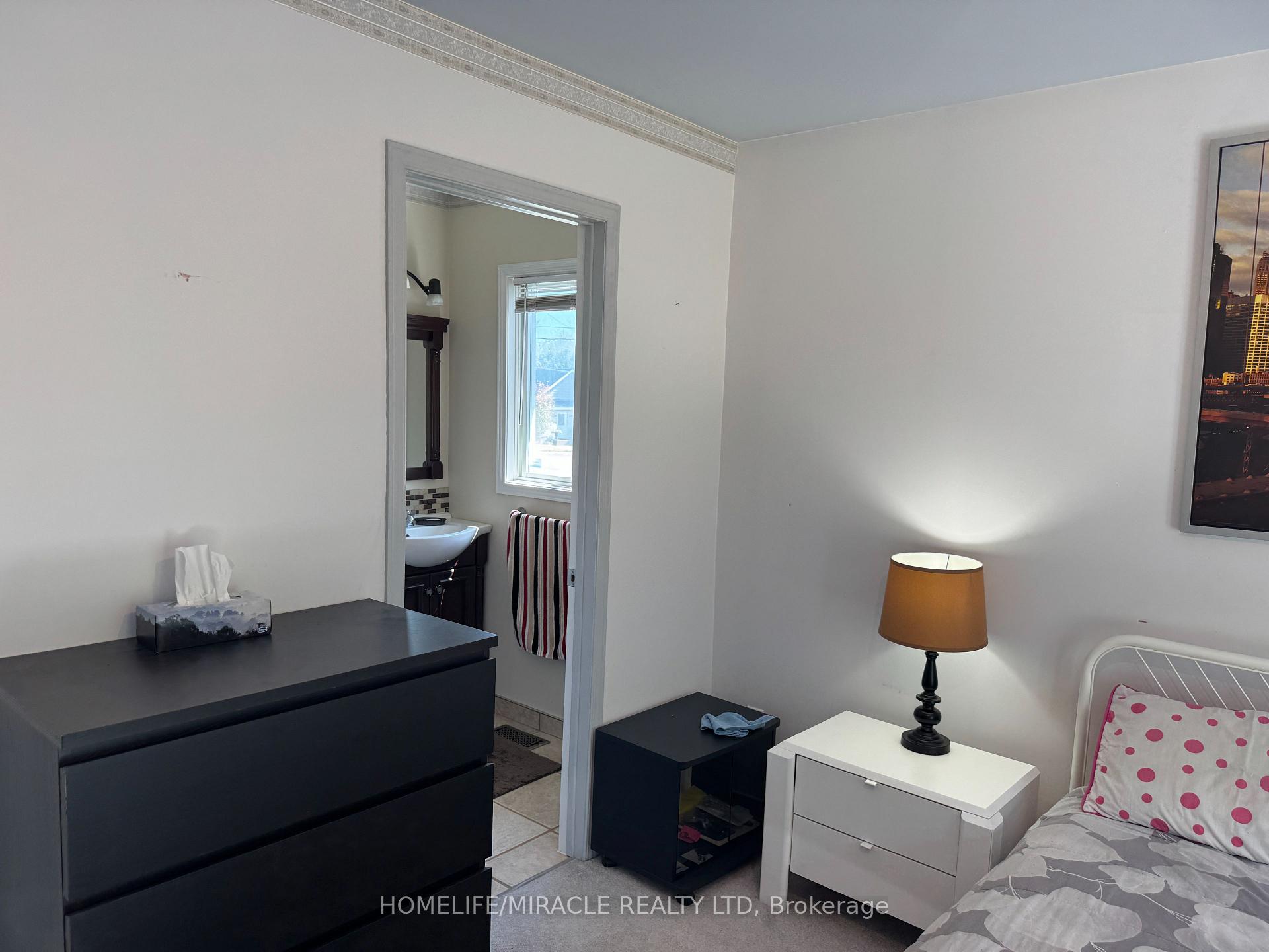 Photo 16 of 40 St Charles Street, Belleville, Belleville Ward — HOMEH
