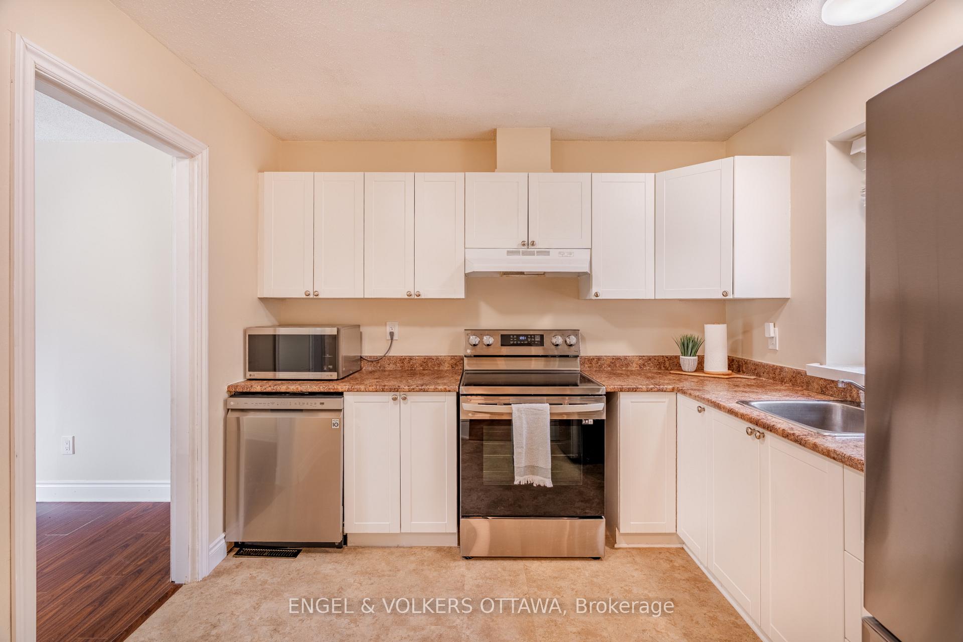 Photo 4 of Unit E, 451 Moodie Drive E, Ottawa, Arbeatha Park — HOMEH