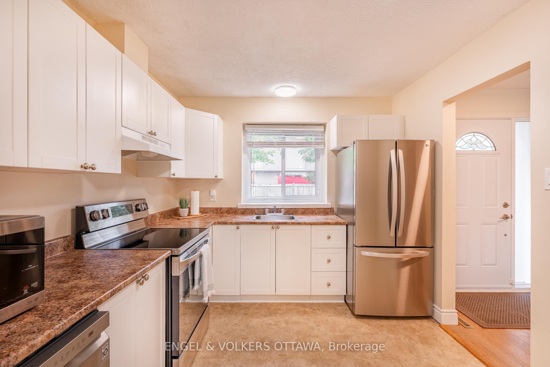 Photo 5 of Unit E, 451 Moodie Drive E, Ottawa, Arbeatha Park — HOMEH