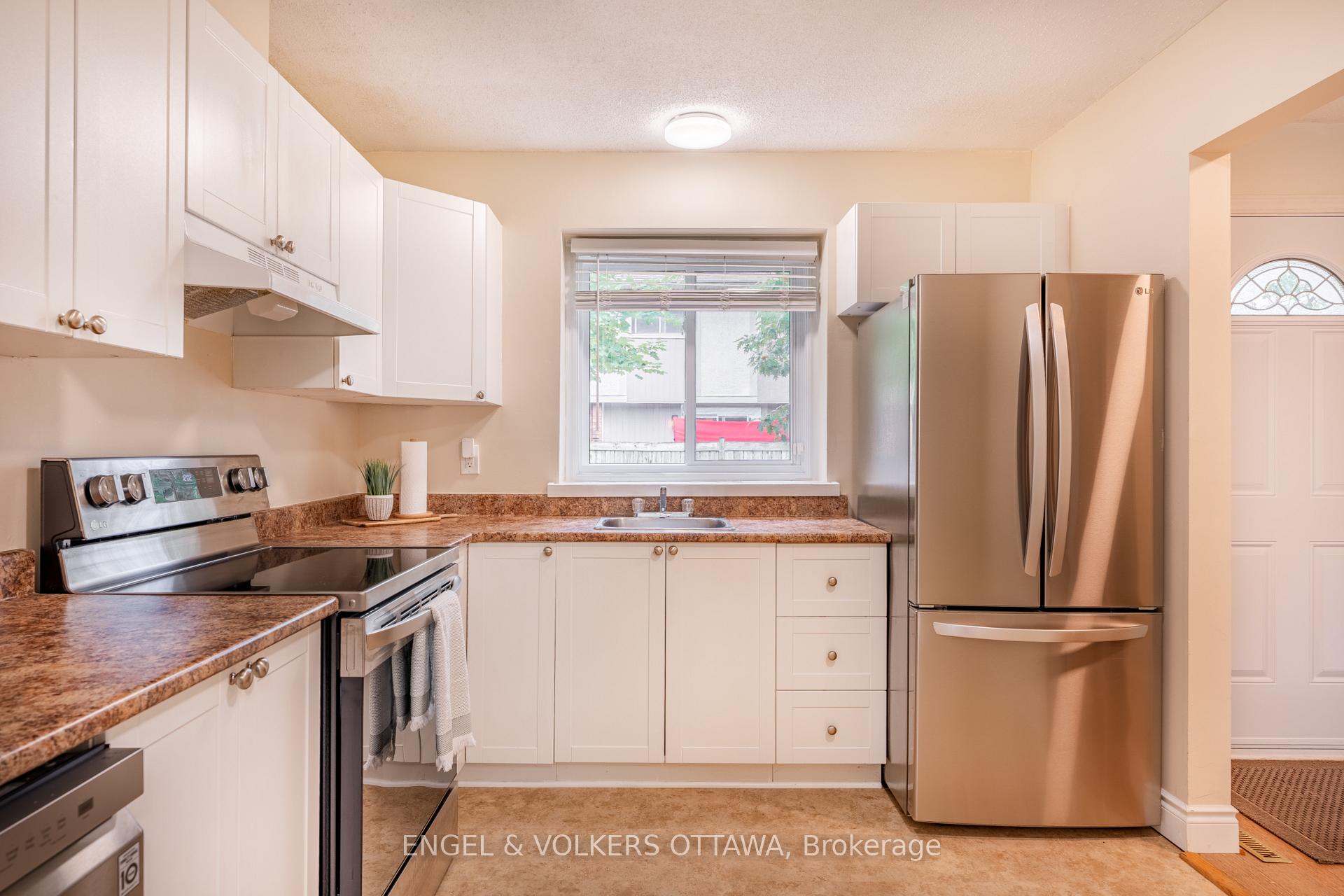 Photo 6 of Unit E, 451 Moodie Drive E, Ottawa, Arbeatha Park — HOMEH